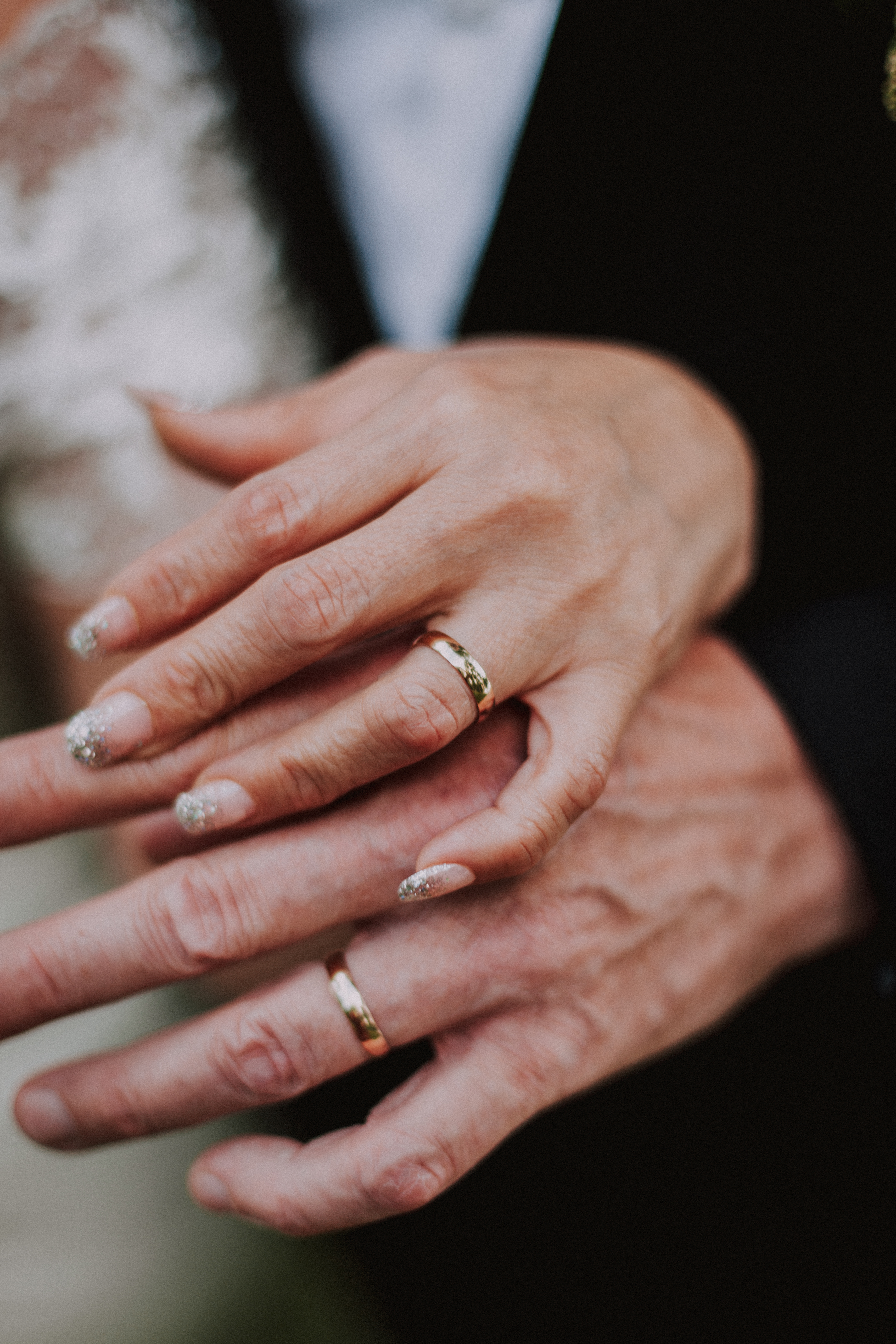 Lähikuva hääparin kultaisista vihkisormuksista