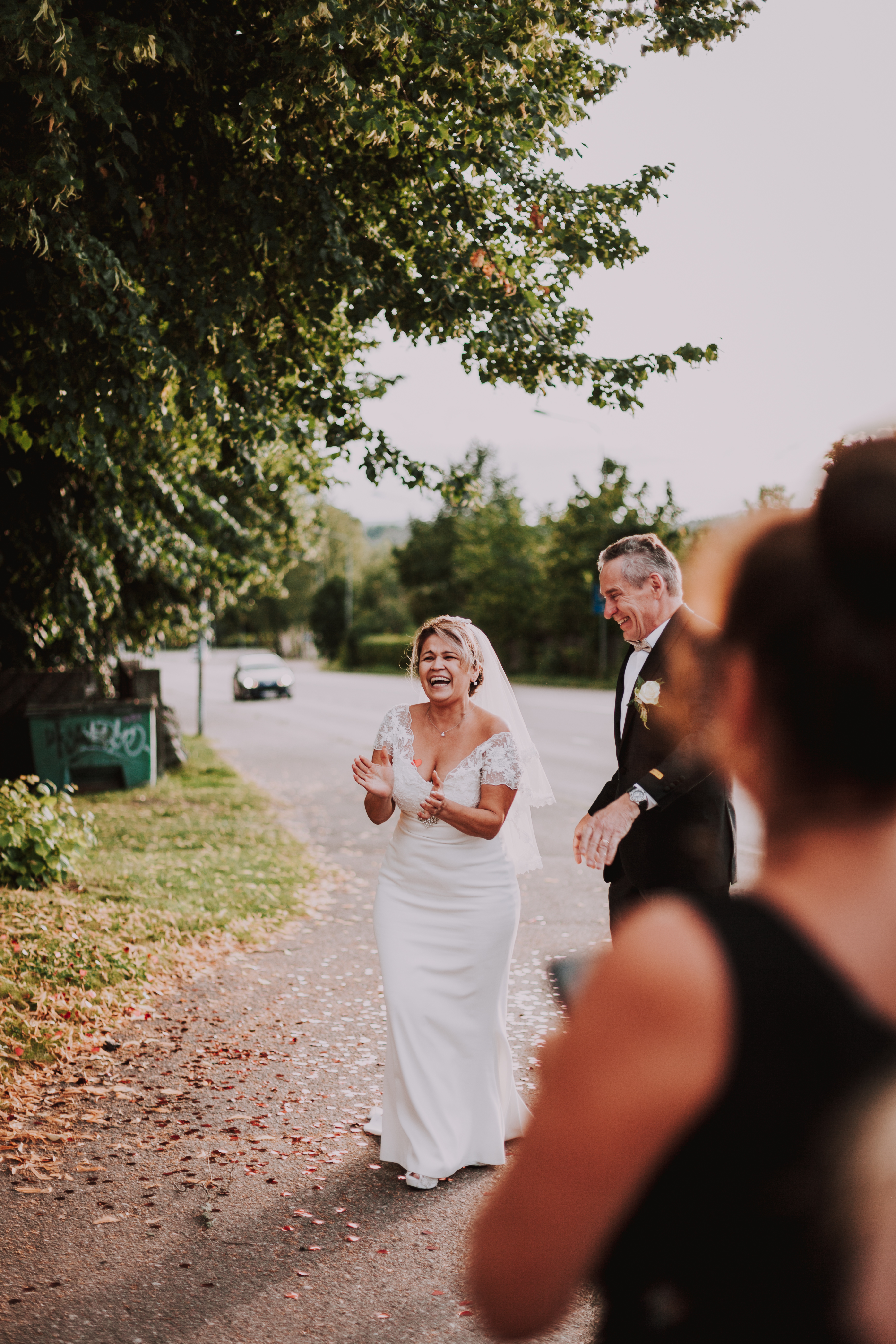 Morsian nauraa ja taputtaa käsiään dokumentaarisen hääkuvauksen aikana