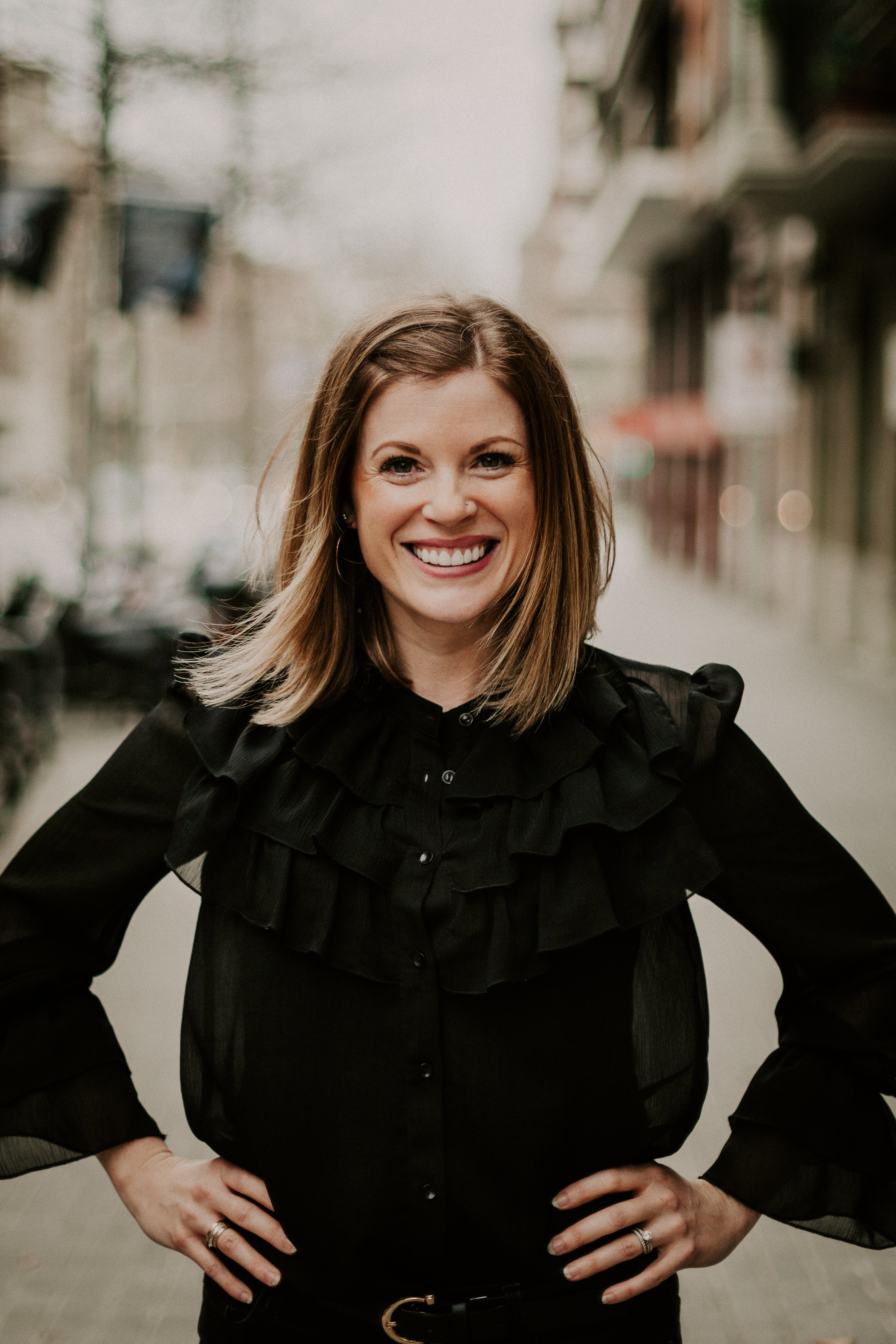 Nainen seisoo kadulla yrityksen henkilökuvauksessa