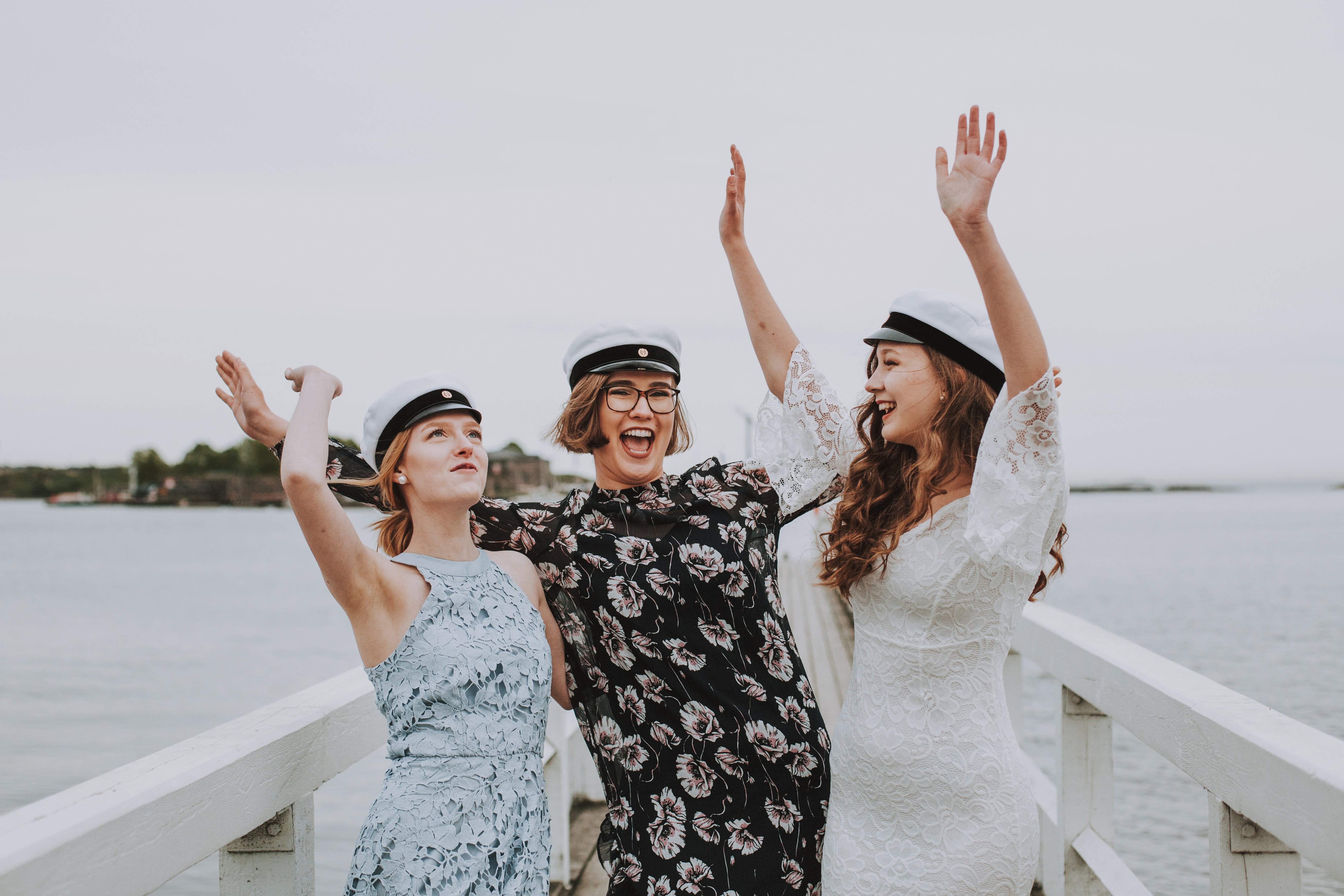 Kolme tyttoa yo-kuvauksessa Kaivopuistossa Helsingissa