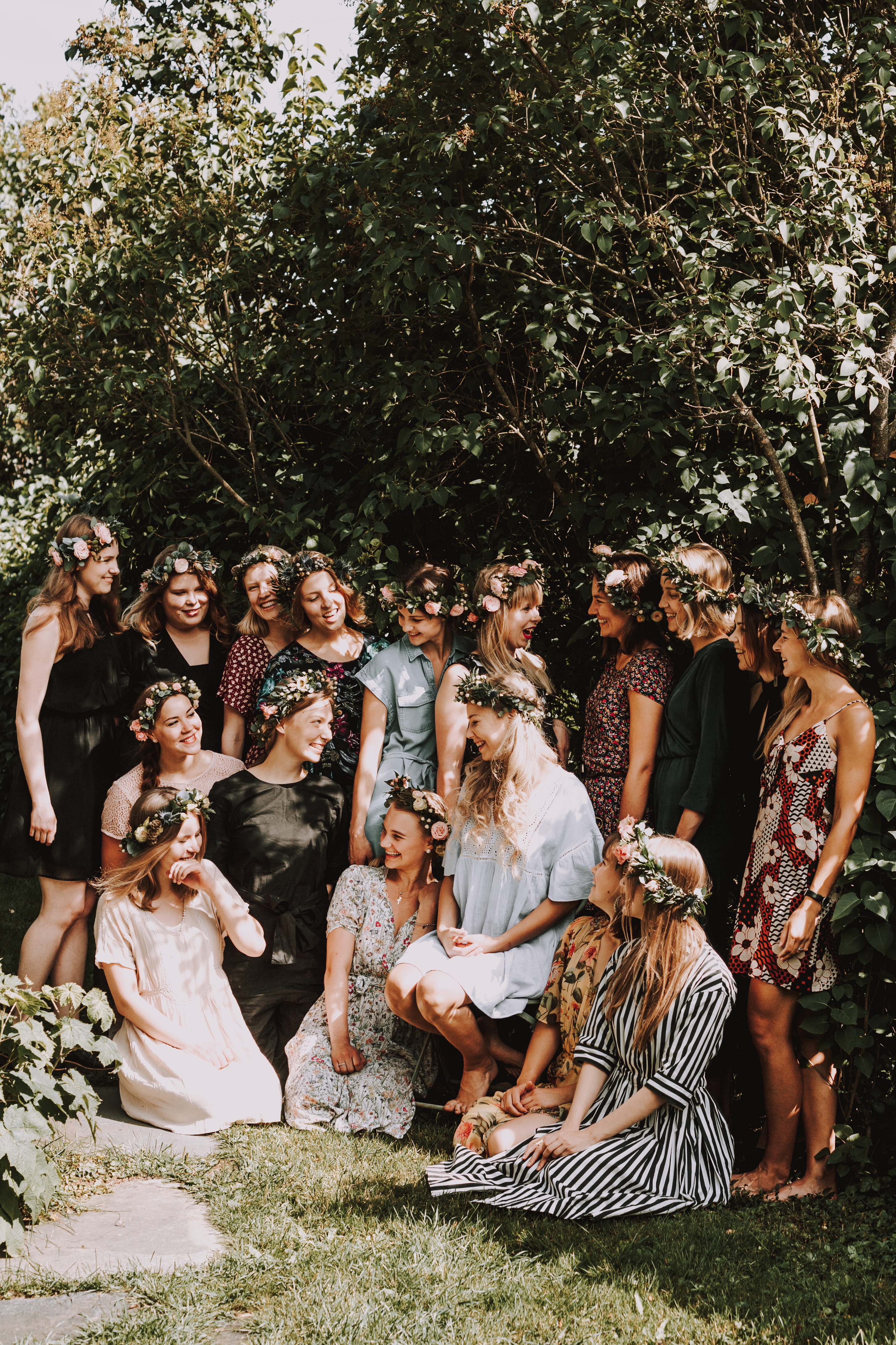 Naiset polttareissa itsetehdyt kukkaseppeleet päällä potrettikuvauksessa