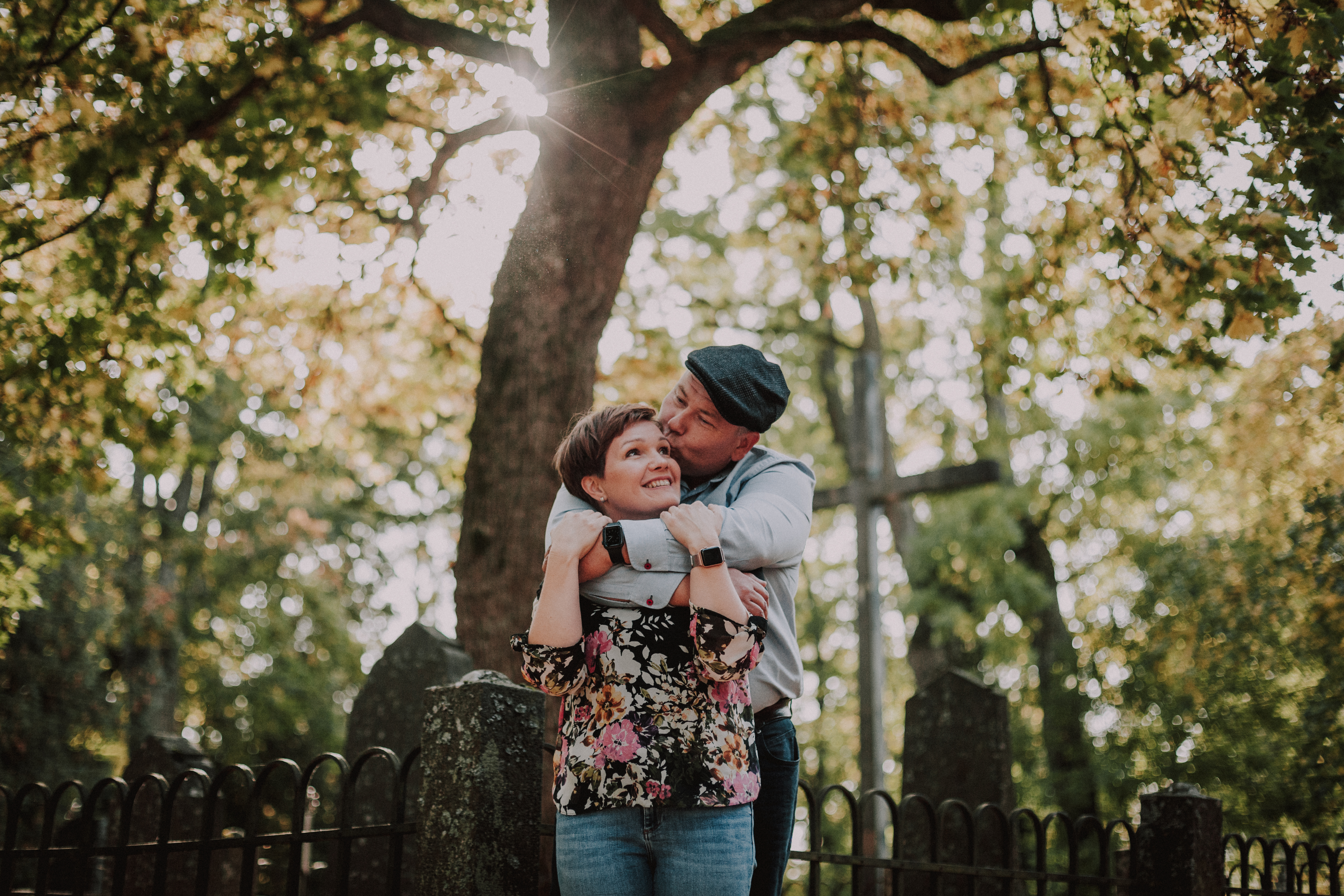 Pariskunta syksyisessä parikuvauksessa Pyhän Laurin kirkolla, Vantaalla