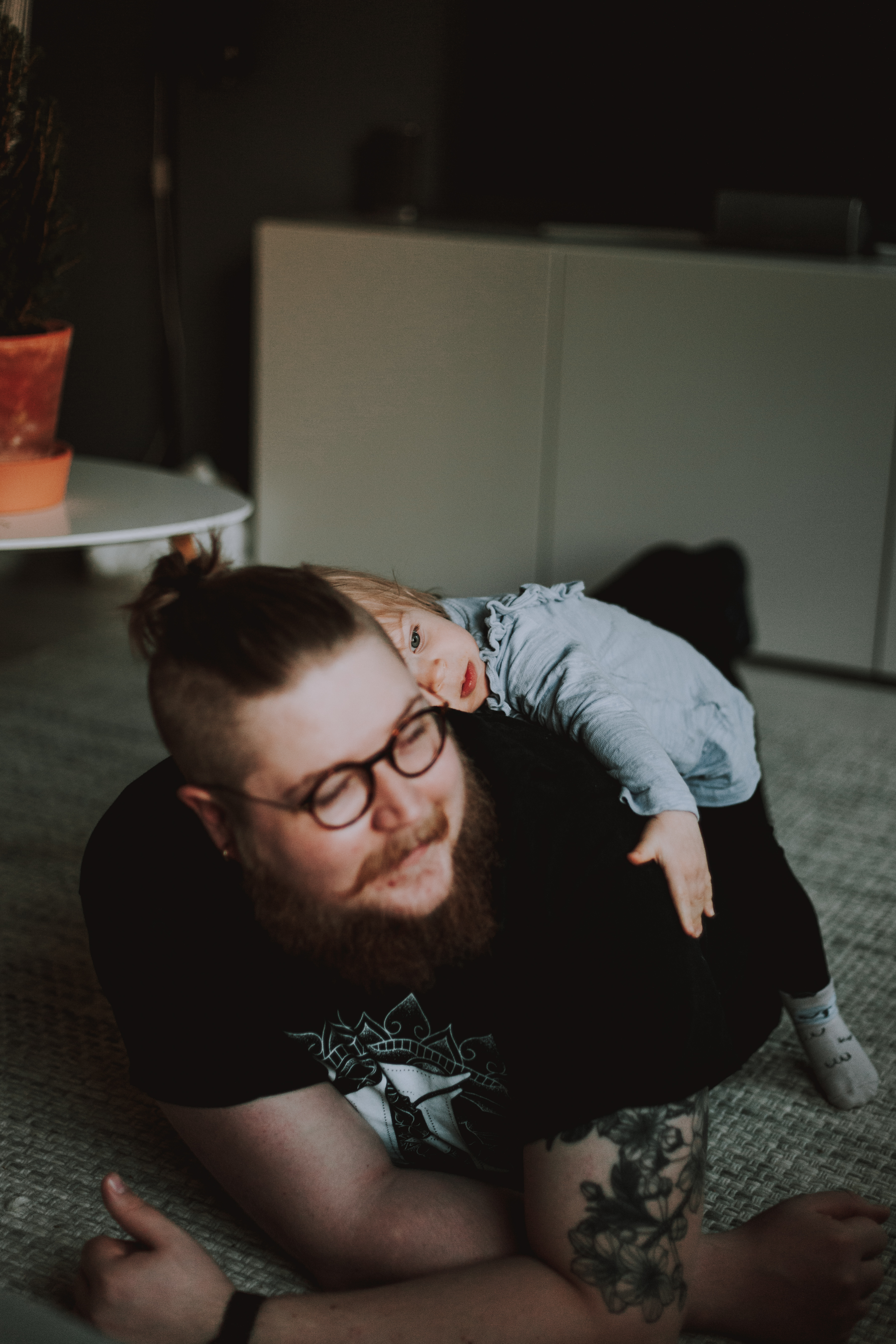 Perhekuvaus tai potrettikuvaus kotona, jossa tytär halaa isäänsä