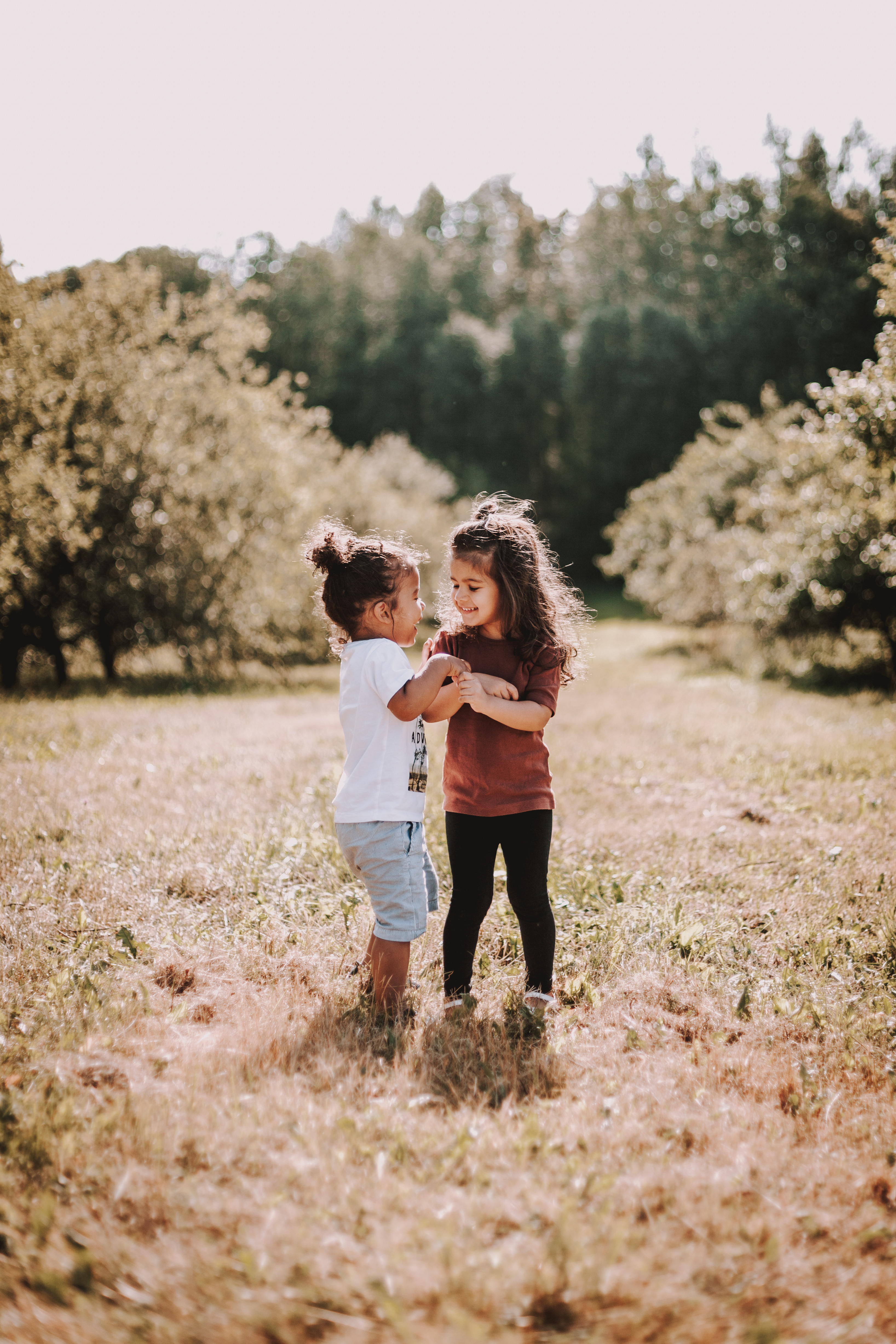 Lapset perhekuvauksessa Malminkartanon Omenatarhassa, Helsingissä
