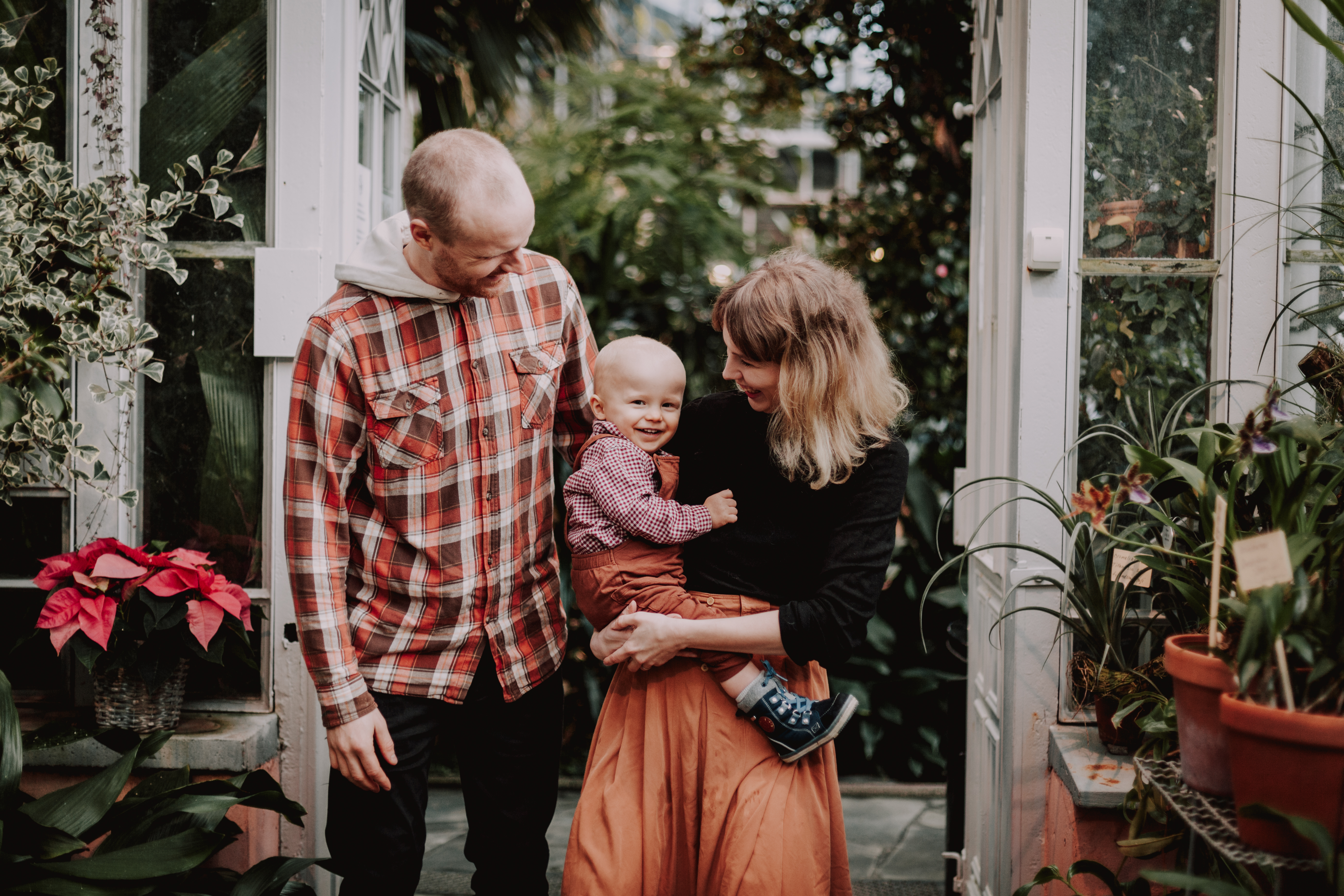 Perhekuvaus Talvipuutarha Helsinki vanhemmat ja 1-vuotias nauraa