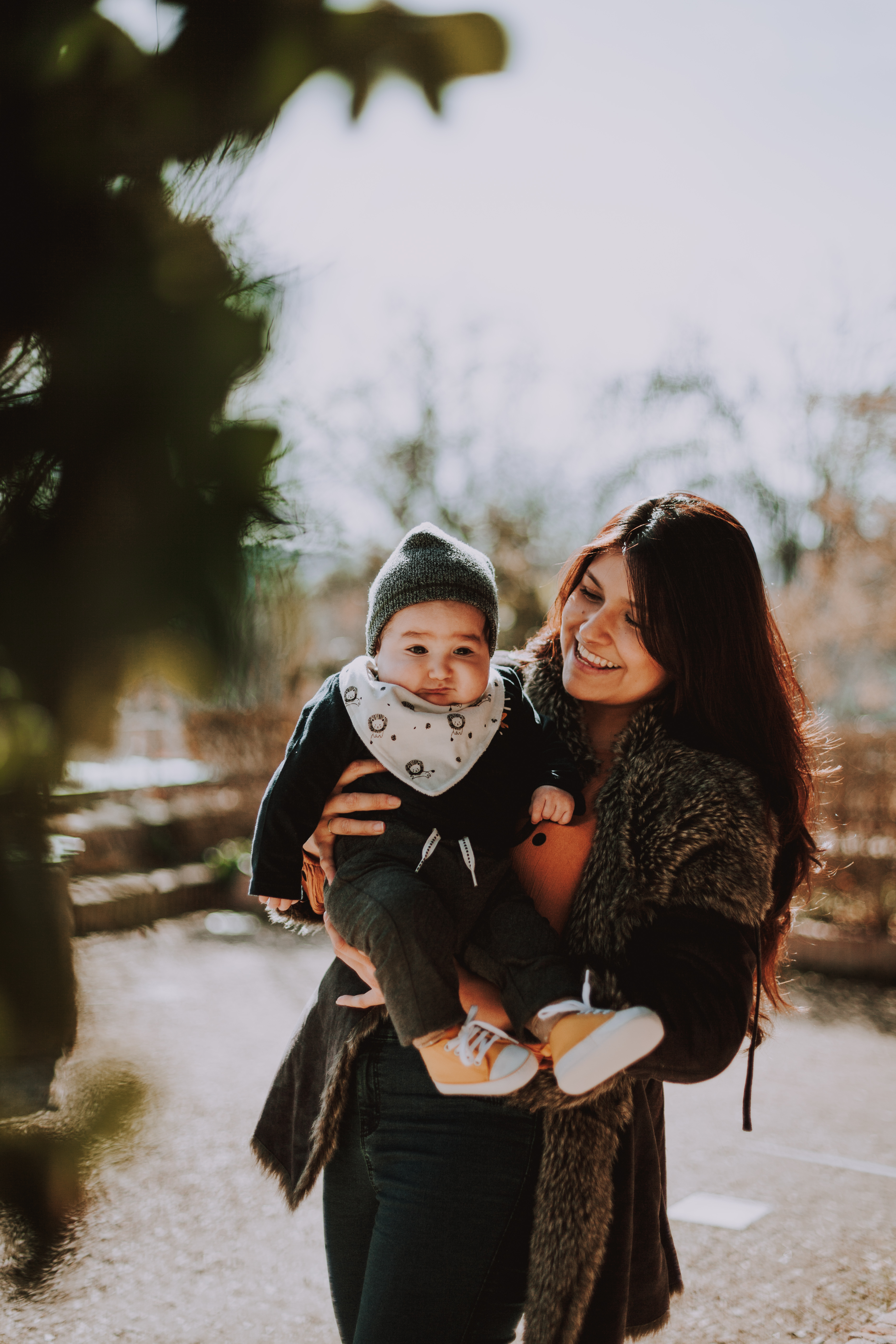 Mama y bebé en Toledo España en invierno