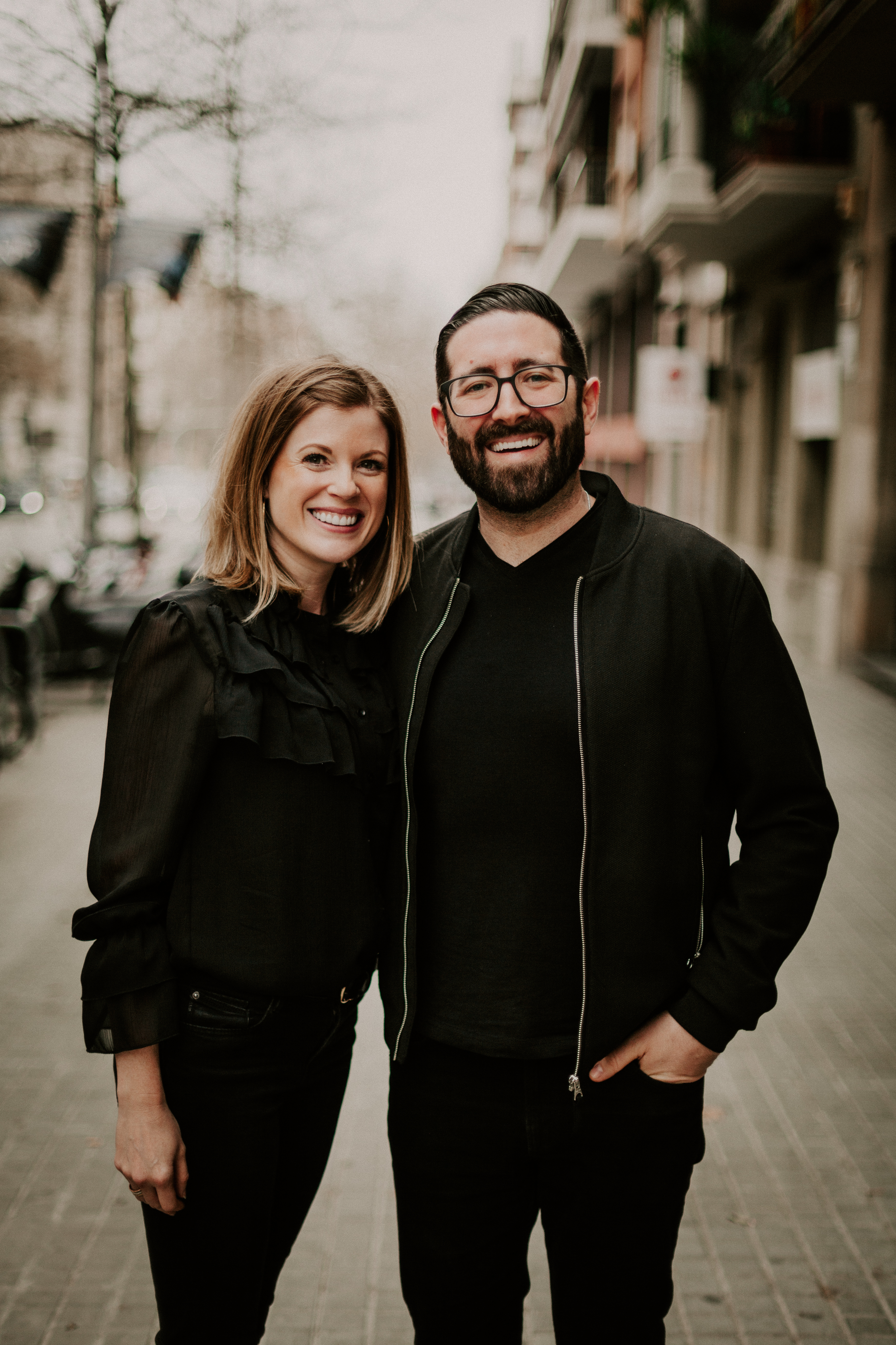 Nainen ja mies henkilökuvassa yrityksen nettisivulle