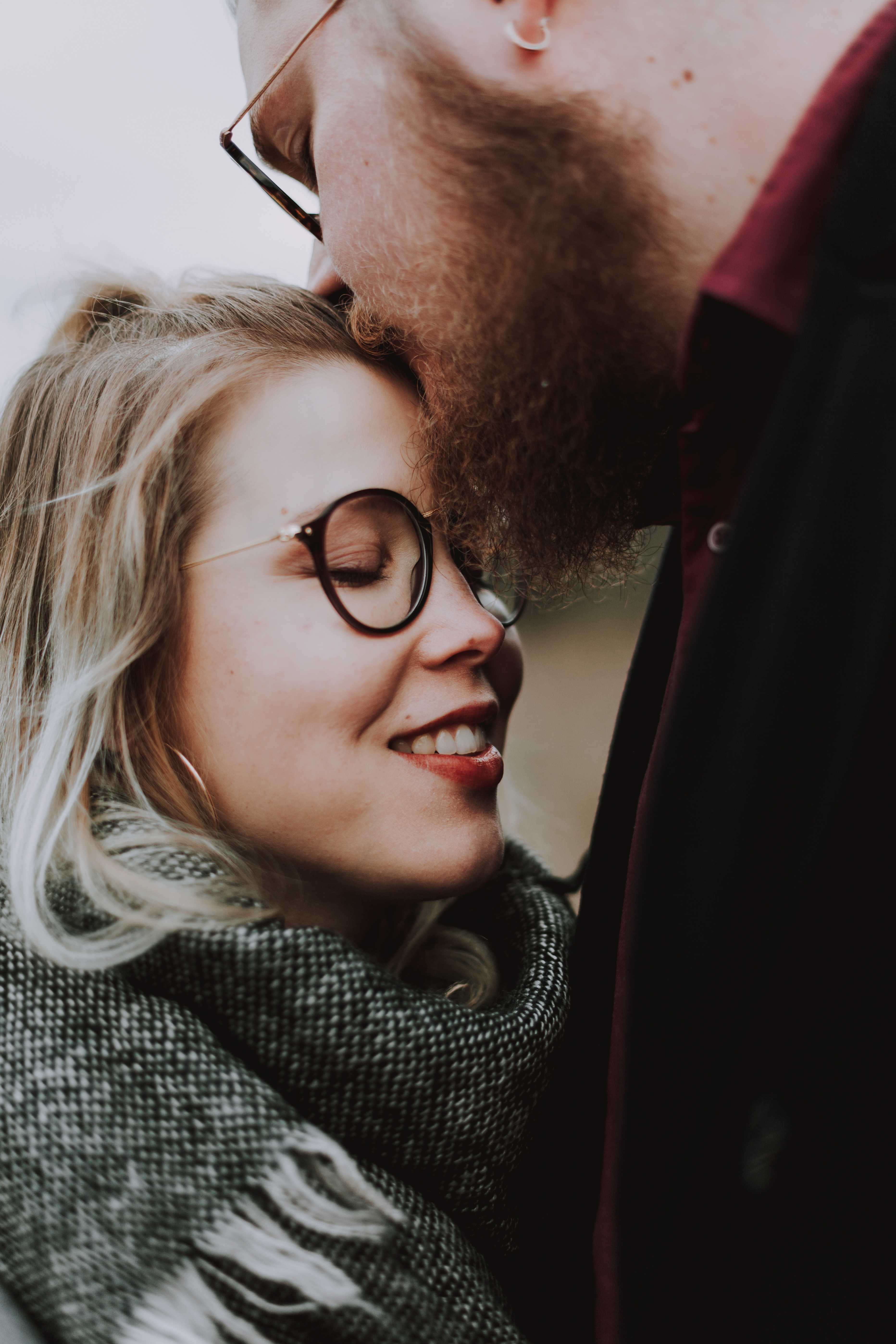 Parikuvaus talvella miljöössä Helsinki, jossa mies antaa naiselle pusun otsalle