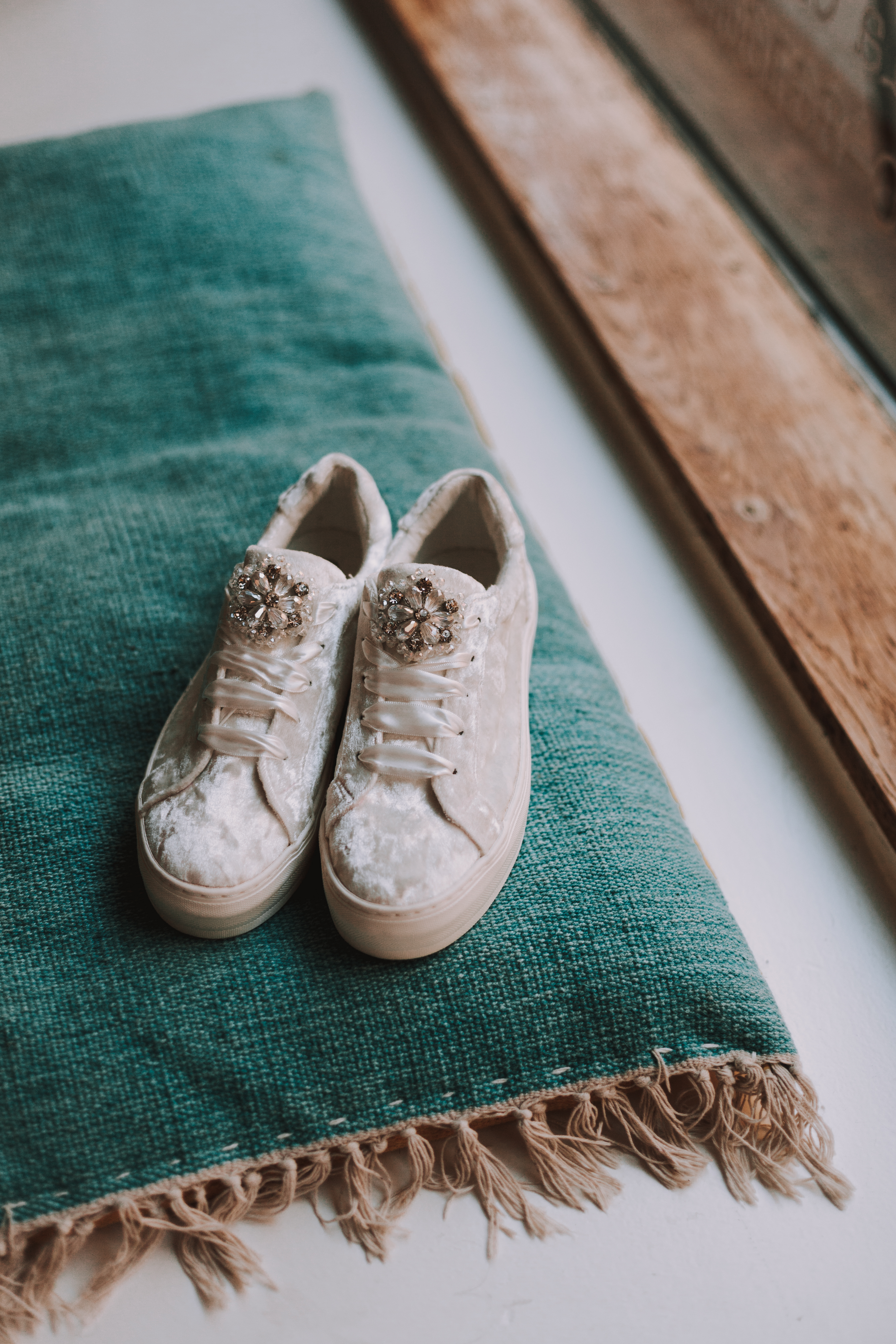 Matalapohjaiset hääkengät tyynyn päällä hääaamuna