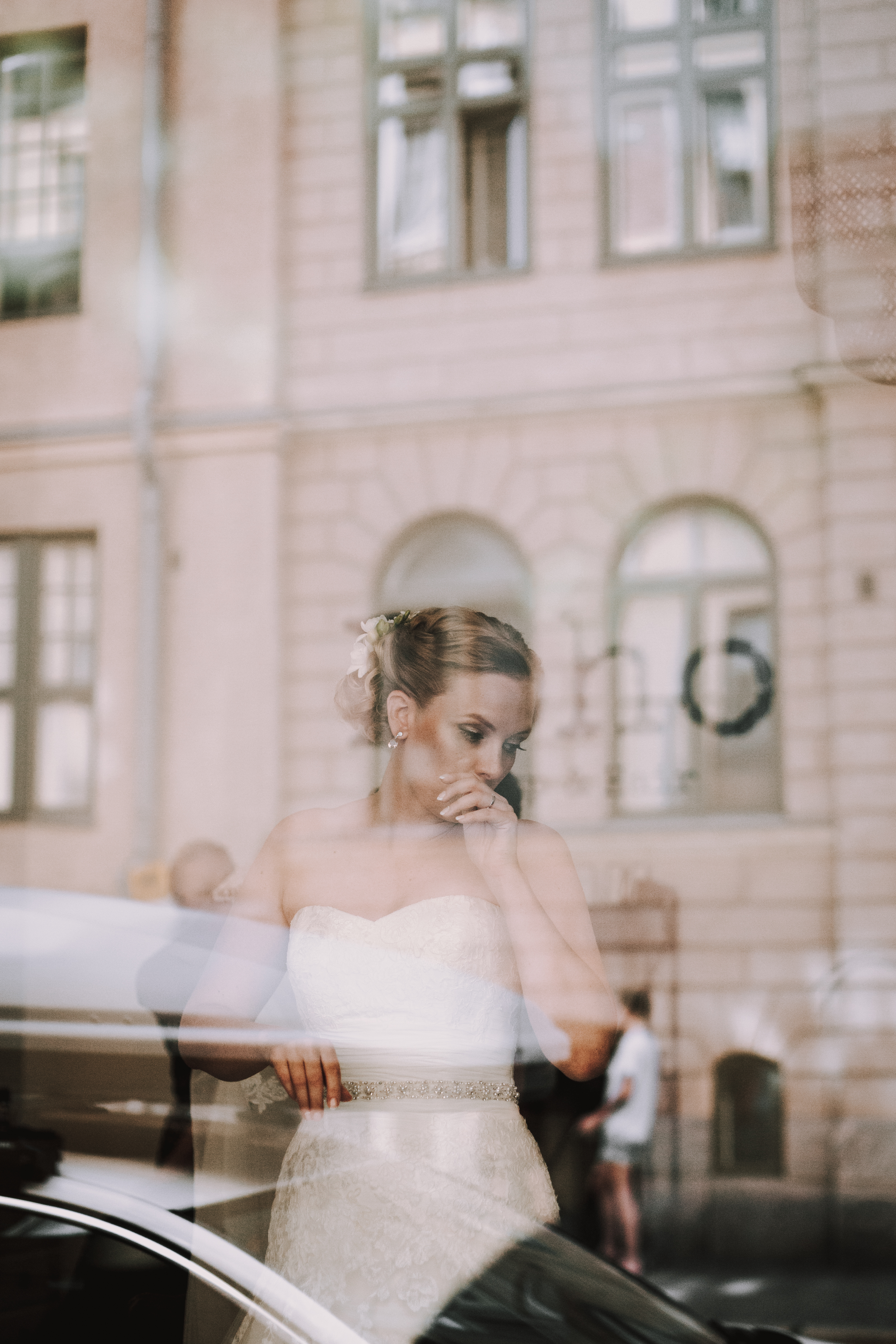 Morsian hääaamuna häävalokuvauksen aikana Helsingin keskustassa