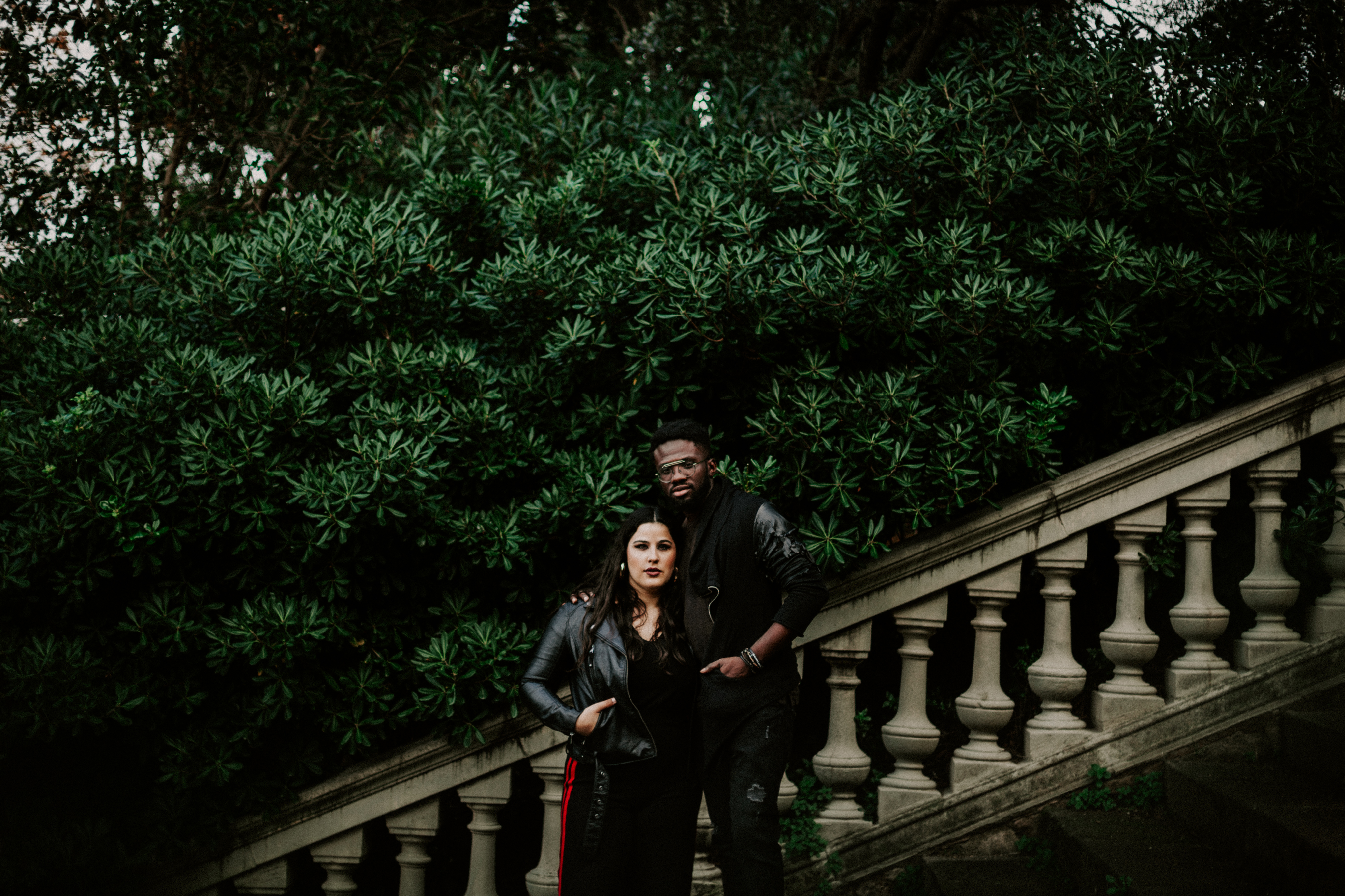 Una pareja en la sesión de fotos en Montjuic castle en Barcelona