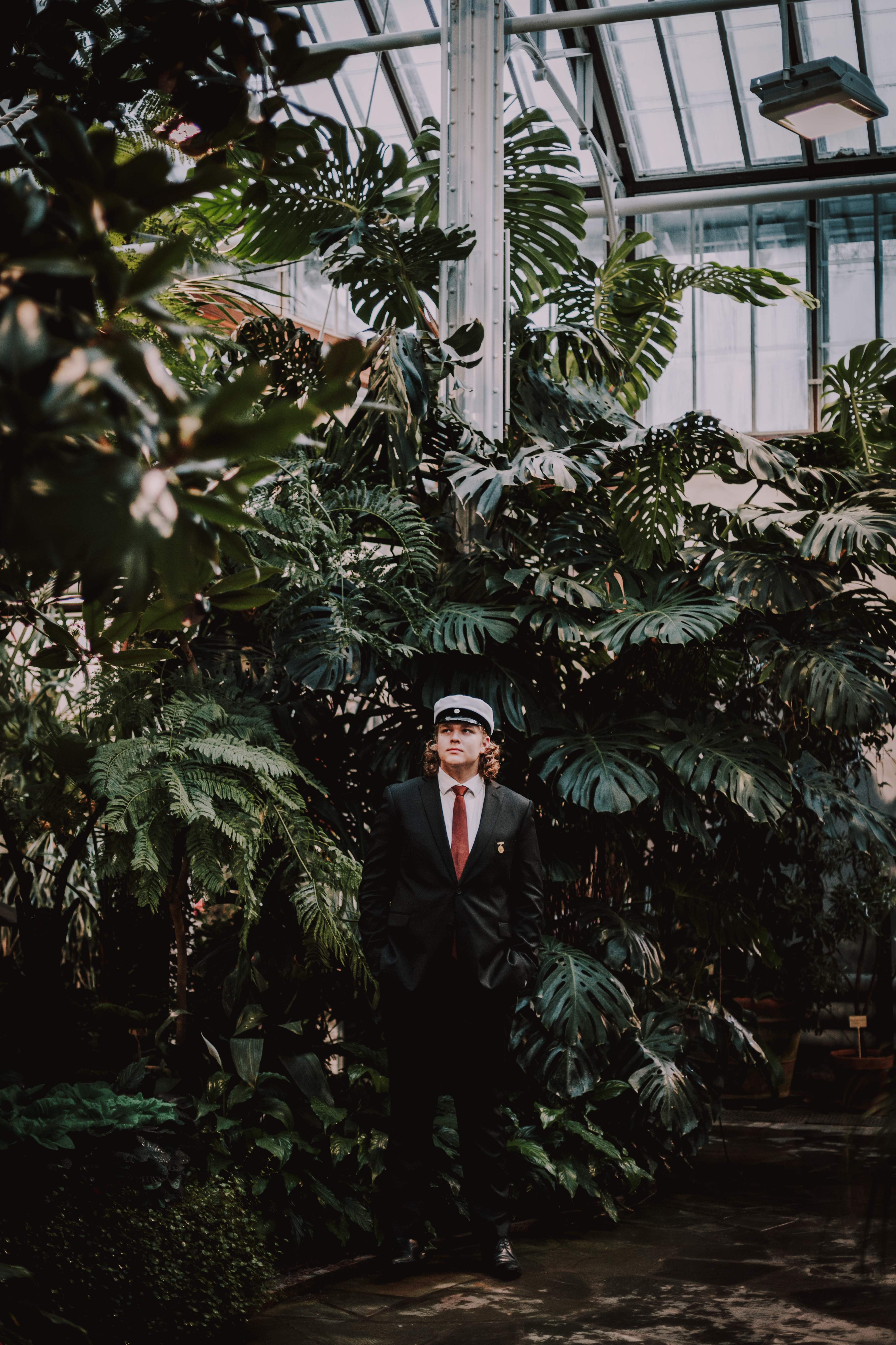 Ylioppilas yo-kuvauksessa Helsingin Talvipuutarhassa