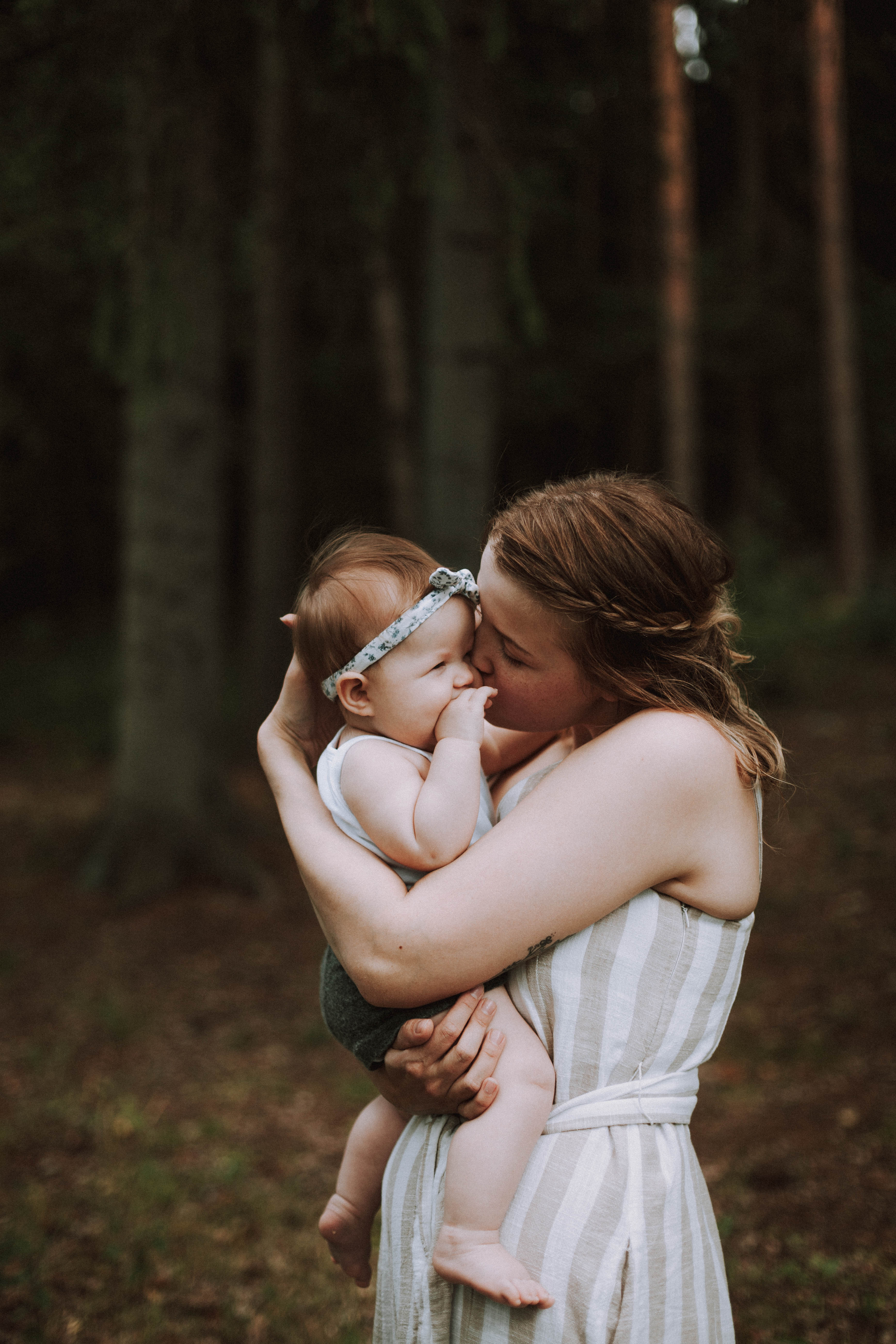 Äiti ja tytär miljöökuvaus metsässä