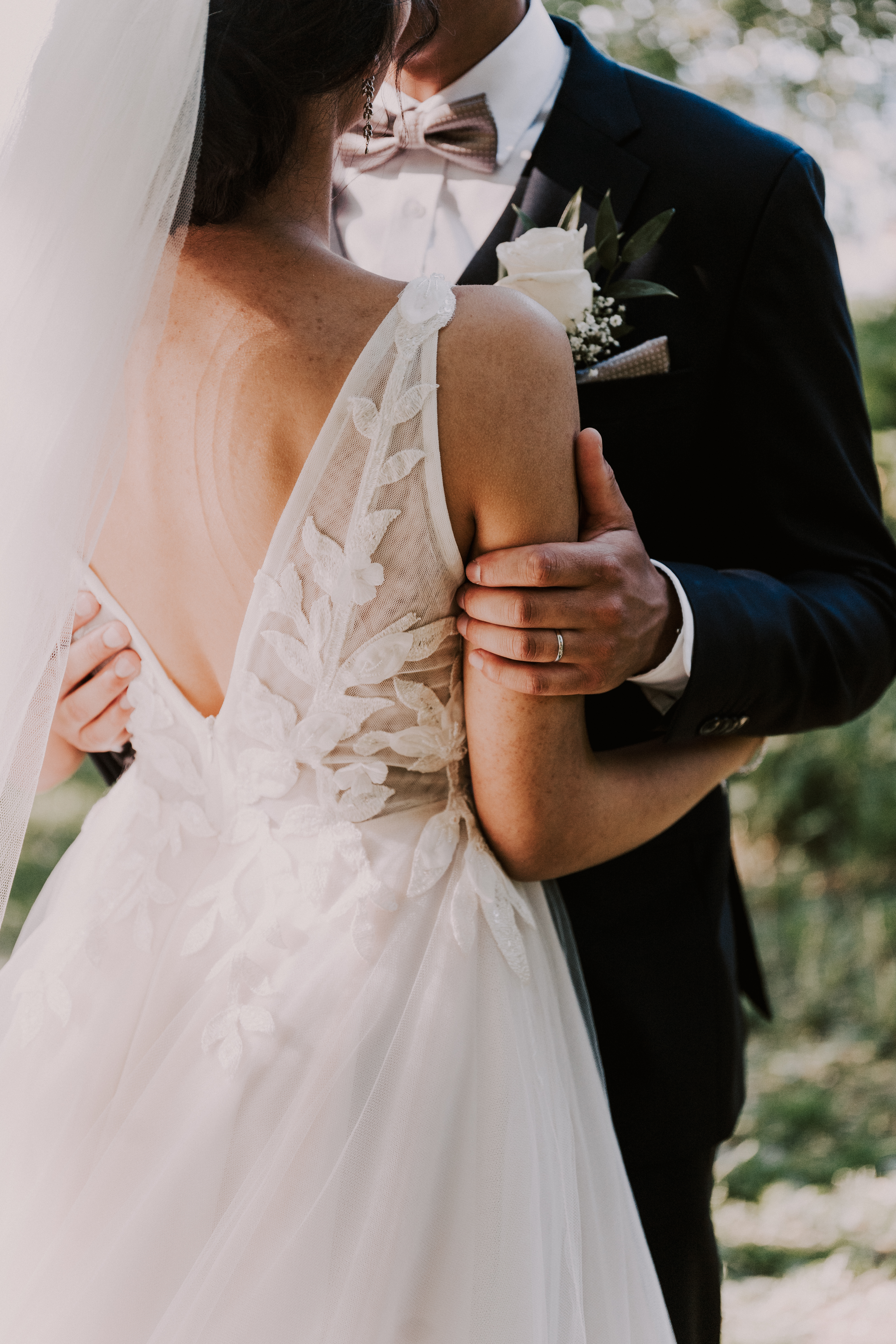 Pitsinen hääpuku ja tummansininen smokki hääkuvauksessa Helsingissä