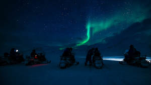 Northern-lights_Aurora-Borealis_Arctic-scenery_Explore_Travel_Vacation_Polarnight_Svalbard_Agurtxane-Concellon_Landscape-1920x1080