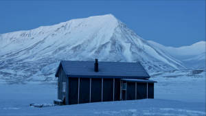 Dogsled-Expedition_Foxdalen_Dogsledding_Winter-landscape_Cabin_Explore_Travel_Adventure_Svalbard_Green-Dog_Landscape-1920x1080_03