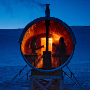Dogsled-expedition_Juvahytta_Sauna_Cabin_Friends_Explore_Adventure_Svalbard_Winter-landscape_Dogsledding_Polar-night_Agurtxane-Concellon_Thumbnail-1920x1920