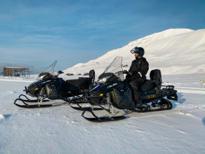 Elektrisk snøscooter i Hiorthamn