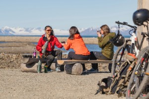 Sightseeing with electric bike - Hurtigruten Svalbard - Photo Schibsted Partnerstudio