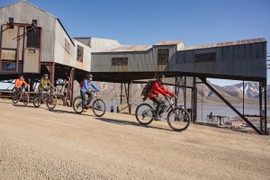 Sightseeing with electric bike - Hurtigruten Svalbard - Photo Schibsted Partnerstudio