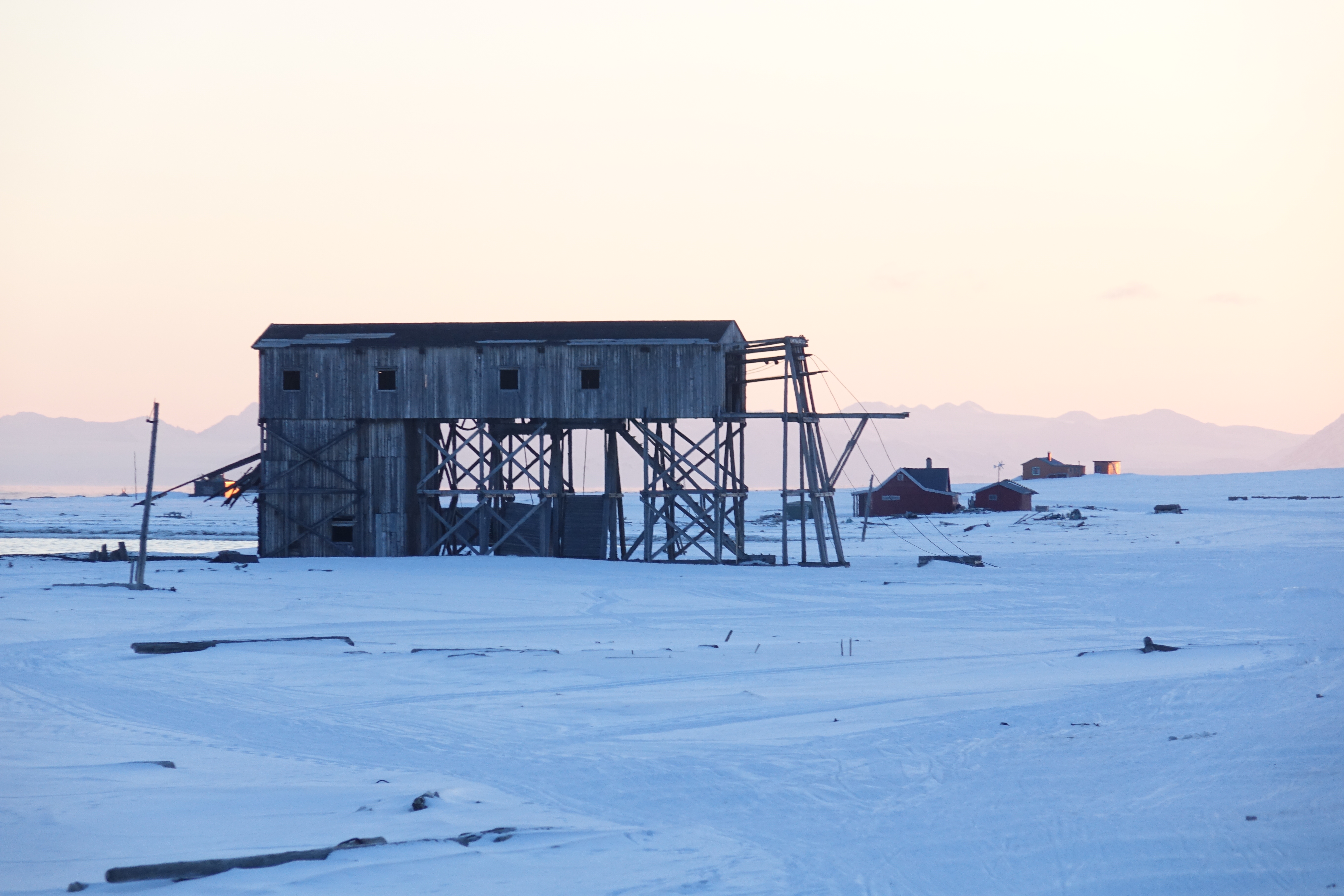 The midnight sun in Svalbard - Visit Svalbard