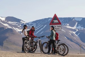 Sightseeing with electric bike - Hurtigruten Svalbard - Photo Schibsted Partnerstudio