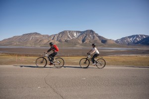 Sightseeing with electric bike - Hurtigruten Svalbard - Photo Schibsted Partnerstudio