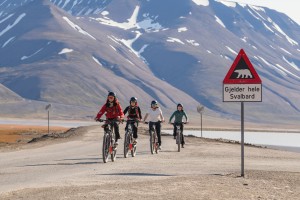 Sightseeing with electric bike - Hurtigruten Svalbard - Photo Schibsted Partnerstudio