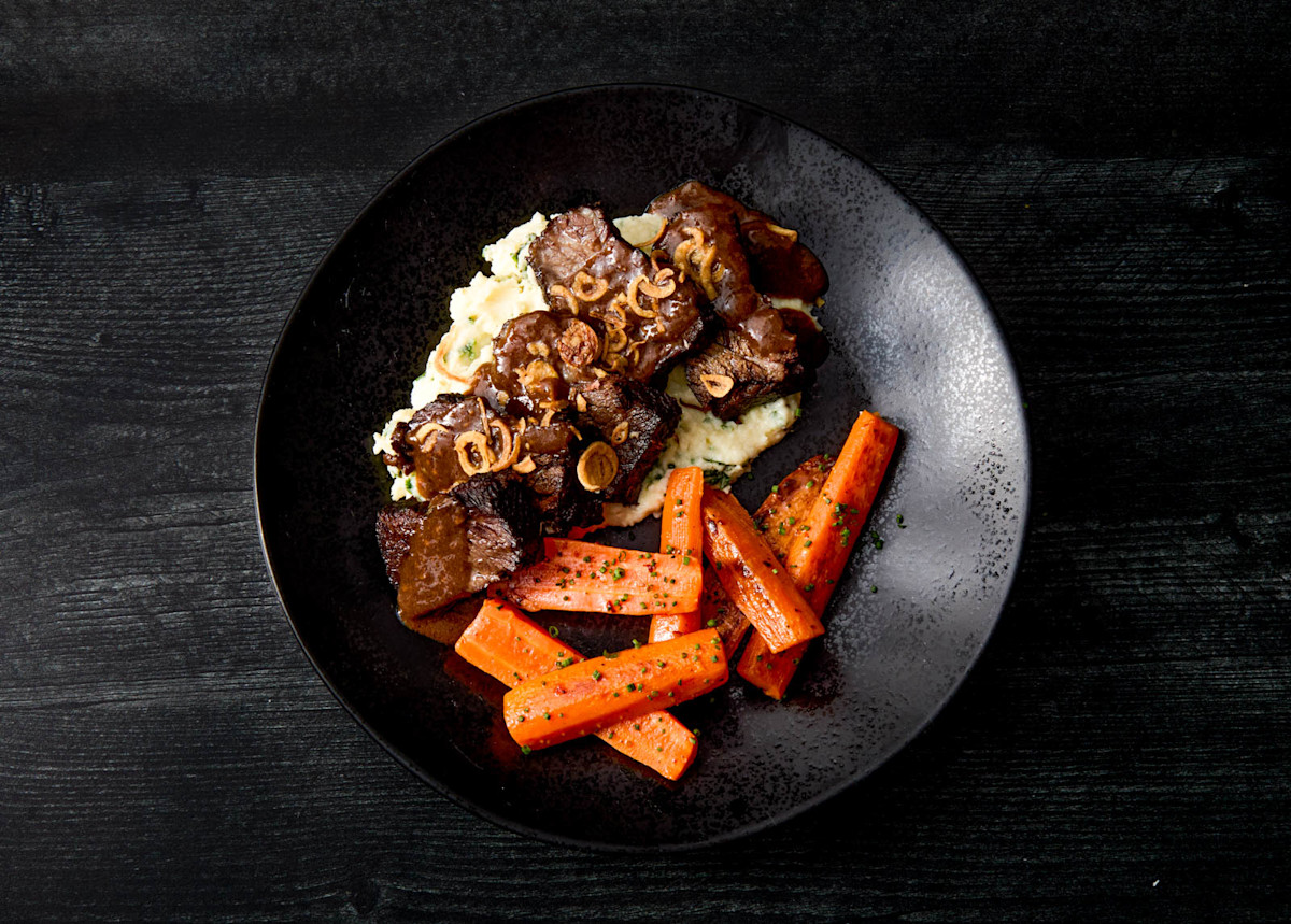 Descriptive visual related to content