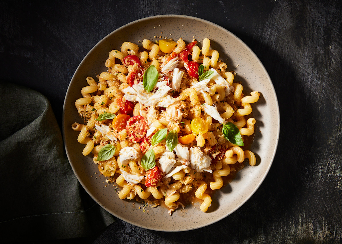 Descriptive visual related to content