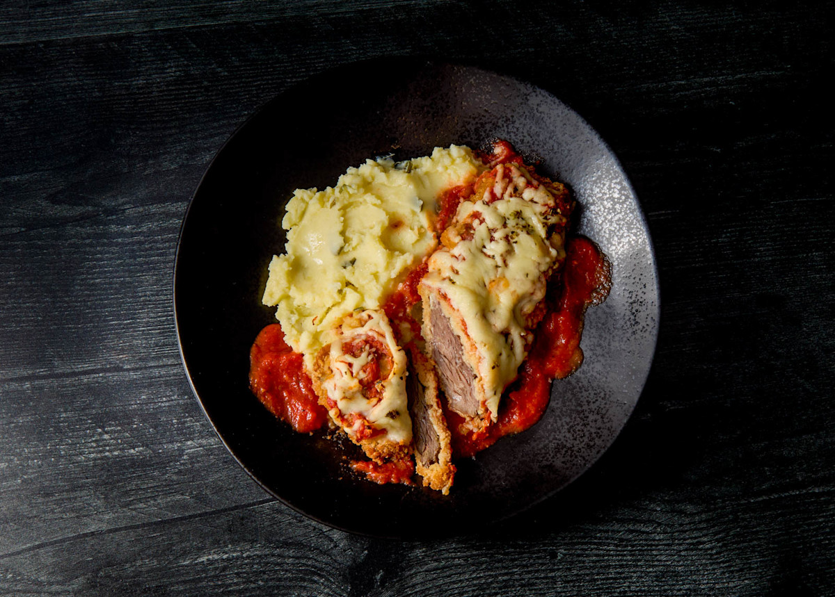 Descriptive visual related to content