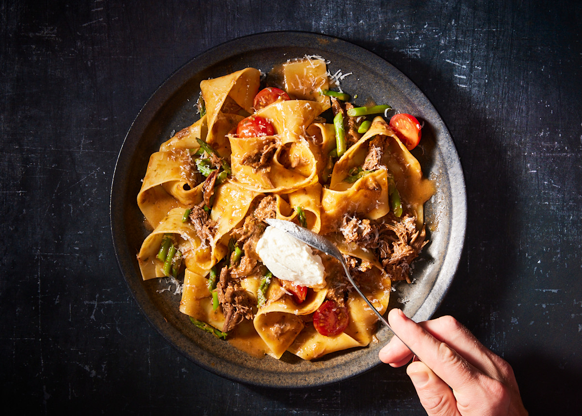 Descriptive visual related to content