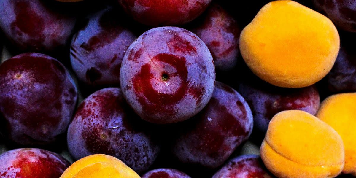 low-sugar-fruits-plums.jpg