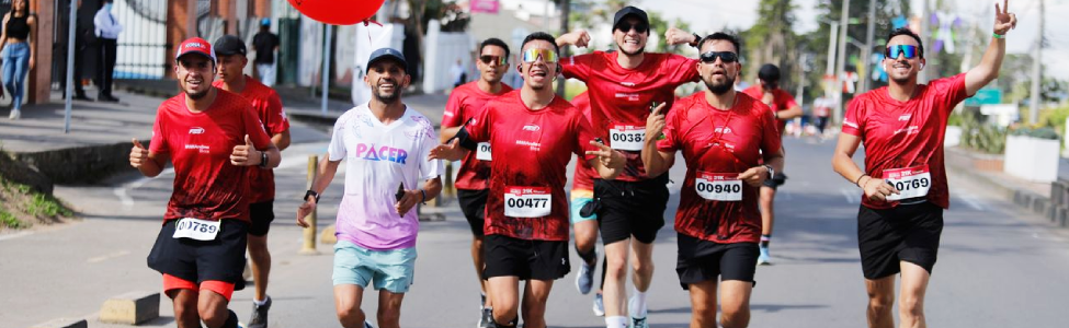 Banner de la Maratón Andina, corredores trotando en su recorrido de 15k