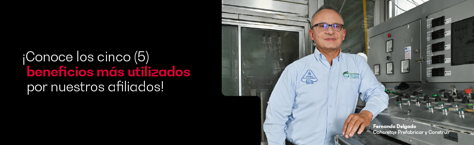 Personal de una empresa industrial en cuarto de maquinas