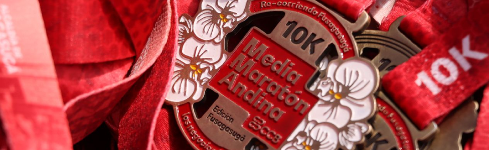 Fotografía en primer plano de la medalla de la Media Maratón Andina 10k
