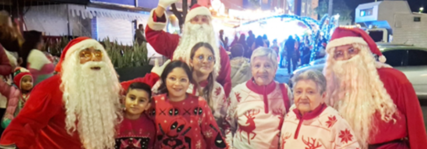 Fotografía de un evento navideño, caravanas que visitan localidades en Bogotá con la temática navideña