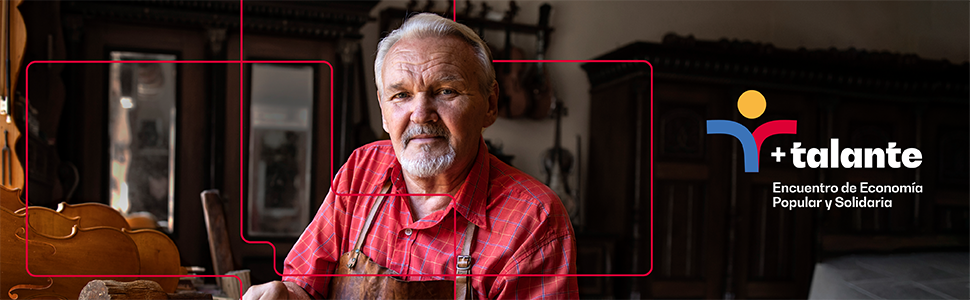 Foto de hombre emprendedor, artesano, experto en el manejo de la madera.