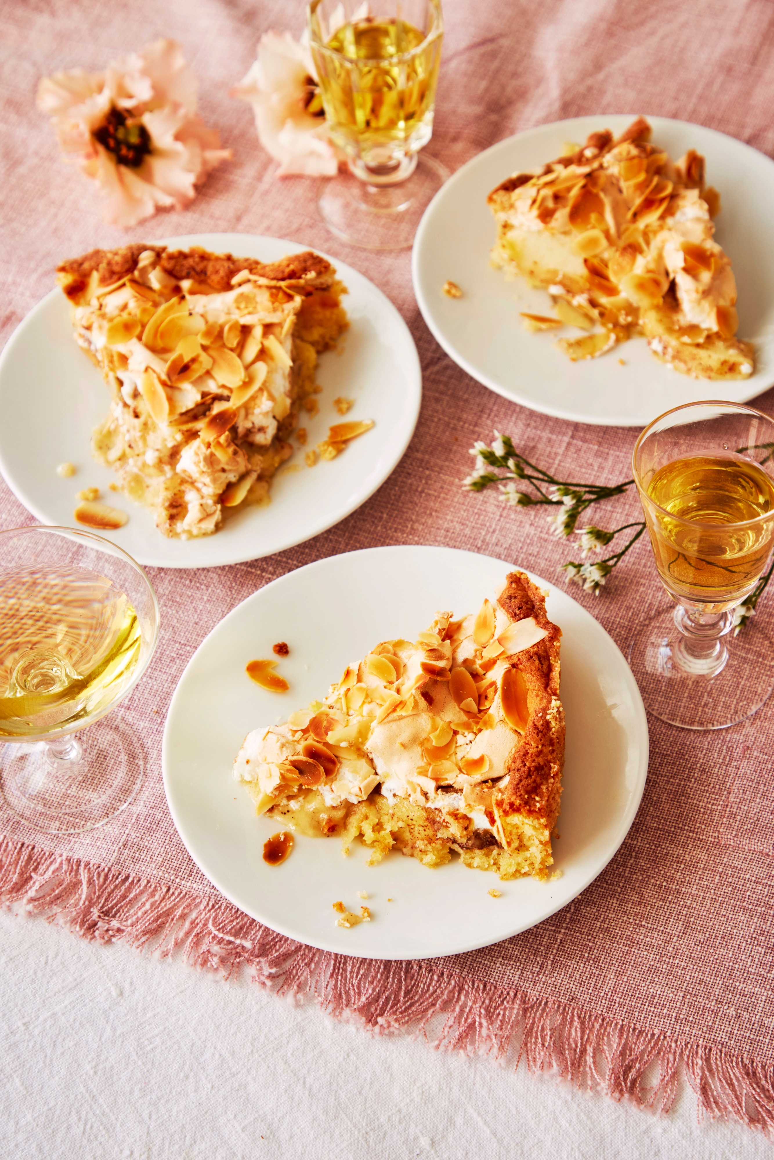 Maistuva ja gluteeniton. Omena-marenki-piirakka sopii gluteenia välttäville mutta sulaa muidenkin suussa.