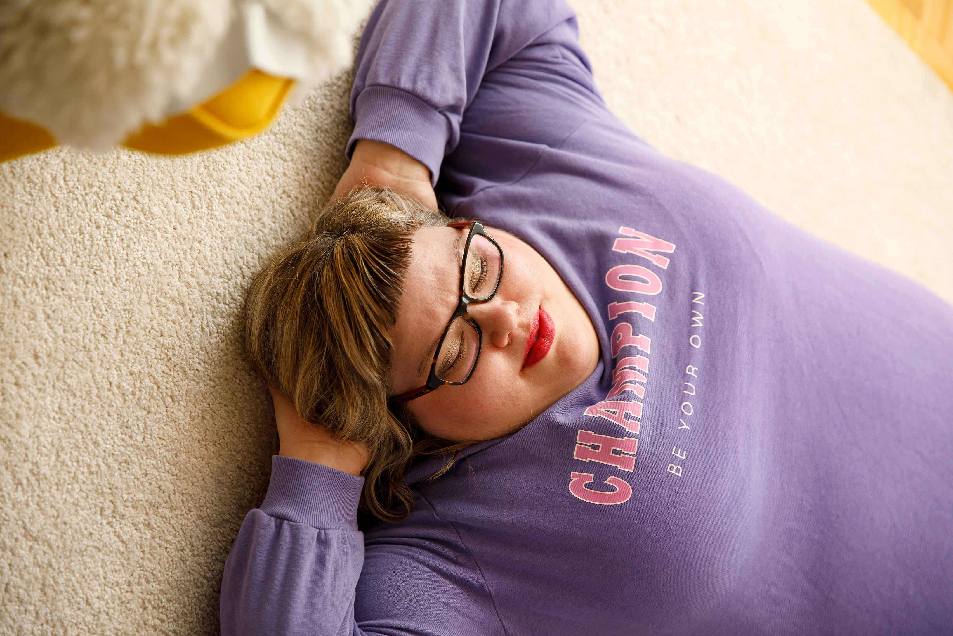 Johanna rauhoittuu tekemällä hengitysharjoituksia lattialla maaten. Hän suhtautuu nykyään laihdutuskulttuuriin kriittisesti ja tarjoaa Instagramissa vertaistukea @johku17-tilillään. ”Jokainen saa olla sen kokoinen kuin on. Minullekaan koolla ei ole enää väliä, kunhan pystyn tekemään mitä haluan.”