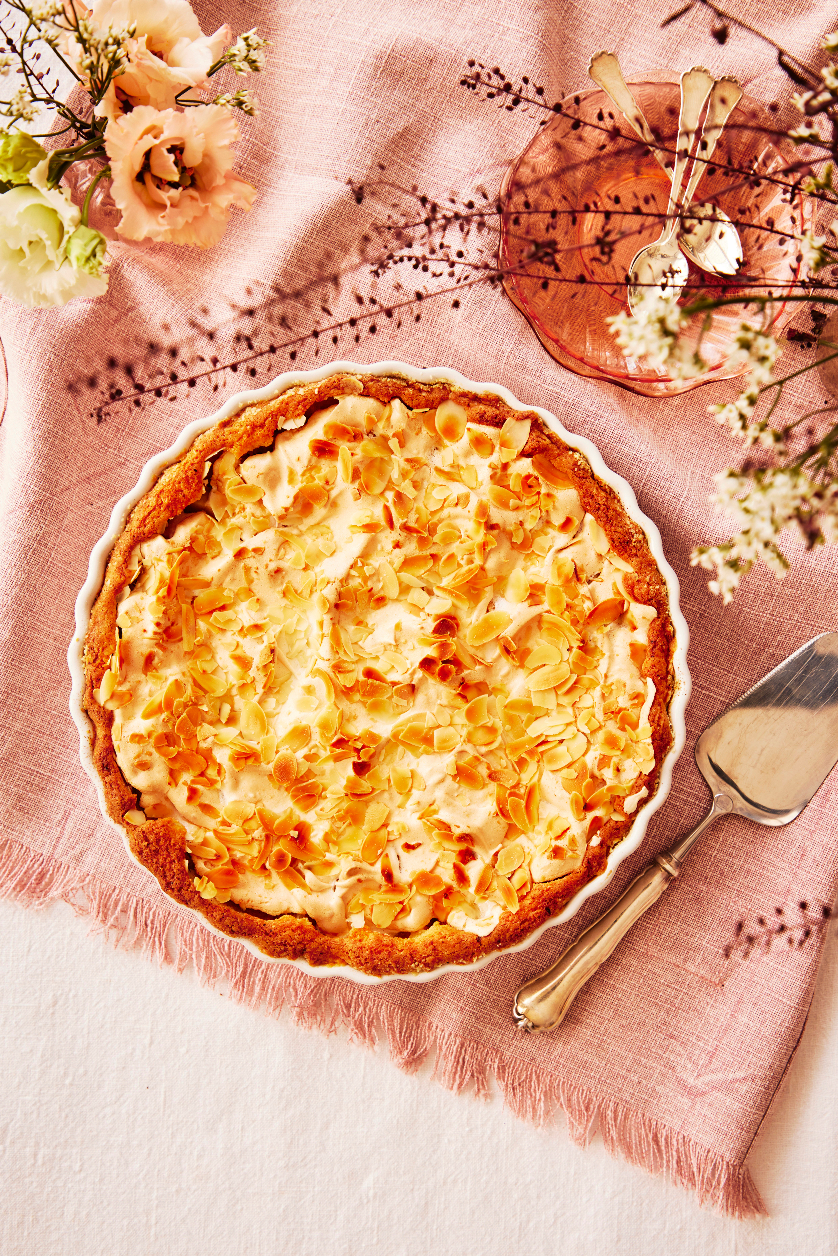 Piirakkataikinaan käytetään kananmunan keltuaiset. Valkuaisista syntyy omenalohkojen päälle makea marenki­kerros.