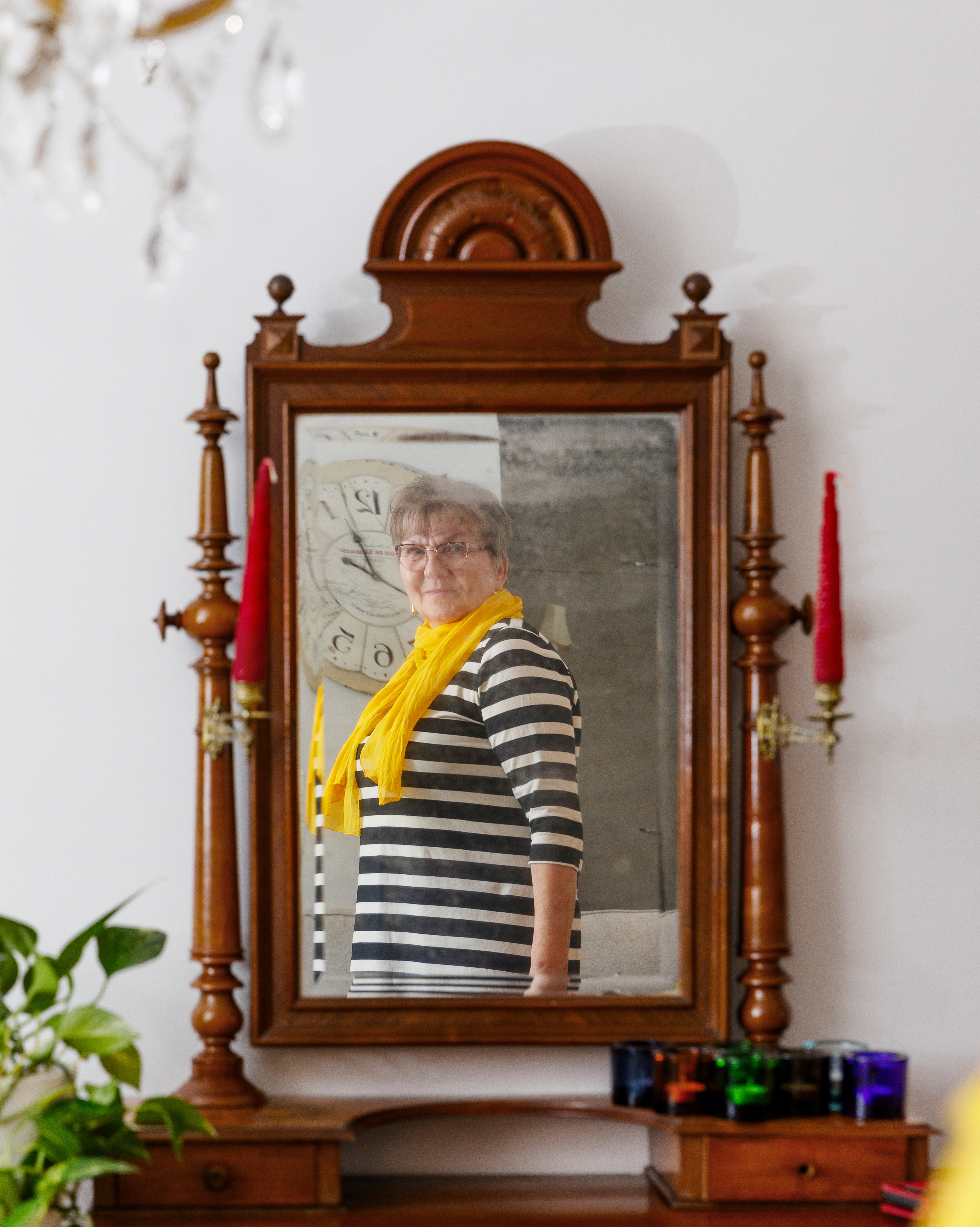 Eila Alakoski oli kymmenen vuotta koukussa pelaamiseen. Tänä keväänä on kulunut kymmenen vuotta hänen viimeisestä uhkapelistään. Nykyisin hän työskentelee kokemusasiantuntijana ja vertaistukijana muille peliriippuvaisille.