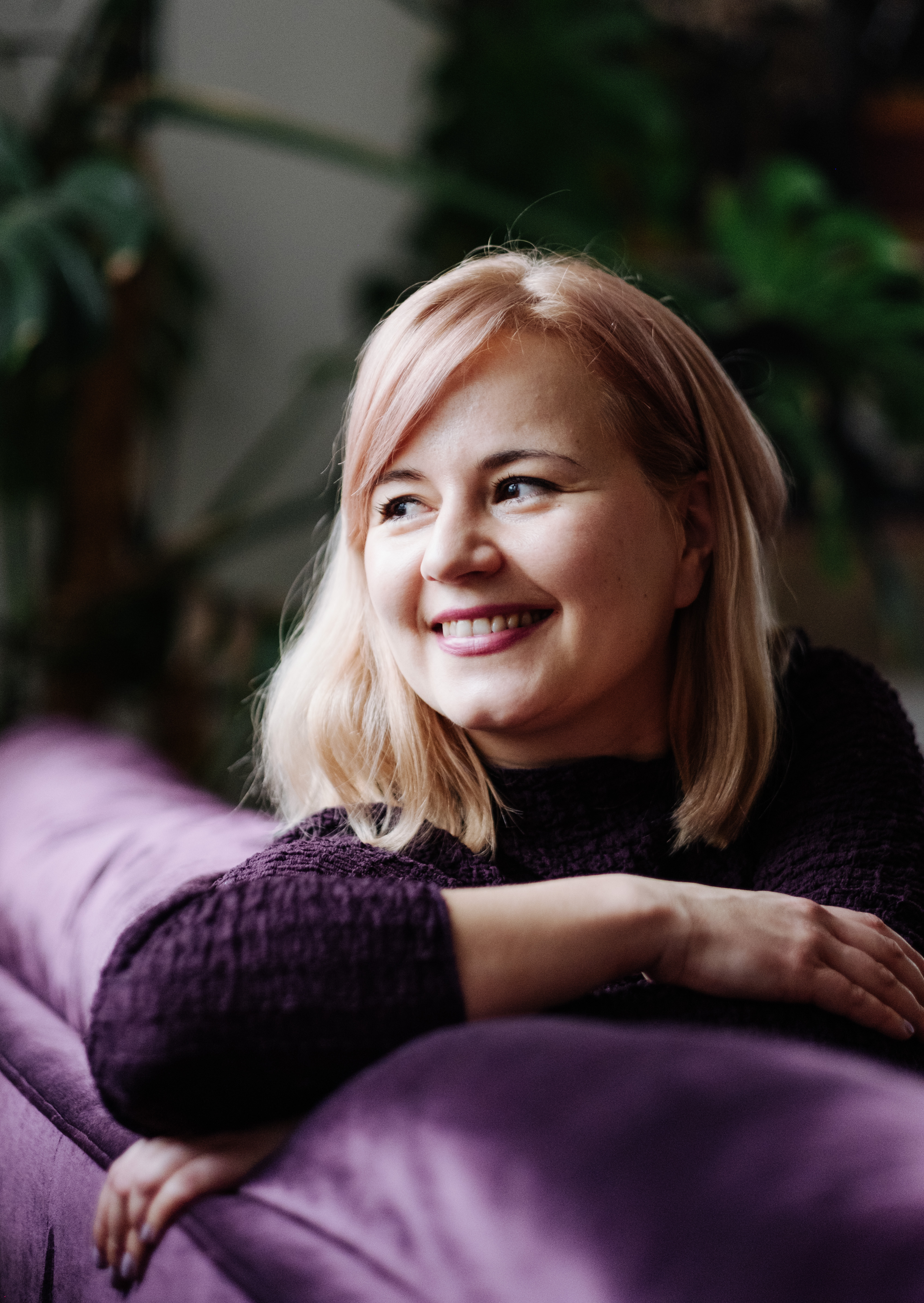 Niina Ratilaisen vauvavuoteen on mahtunut paljon töitä, pendelöintiä ja ulkomaanmatkoja. Lisäksi hän harrastaa vapaa-ajallaan politiikkaa. Hän on vihreiden puoluehallituksen jäsen ja Turun kaupunginvaltuutettu.