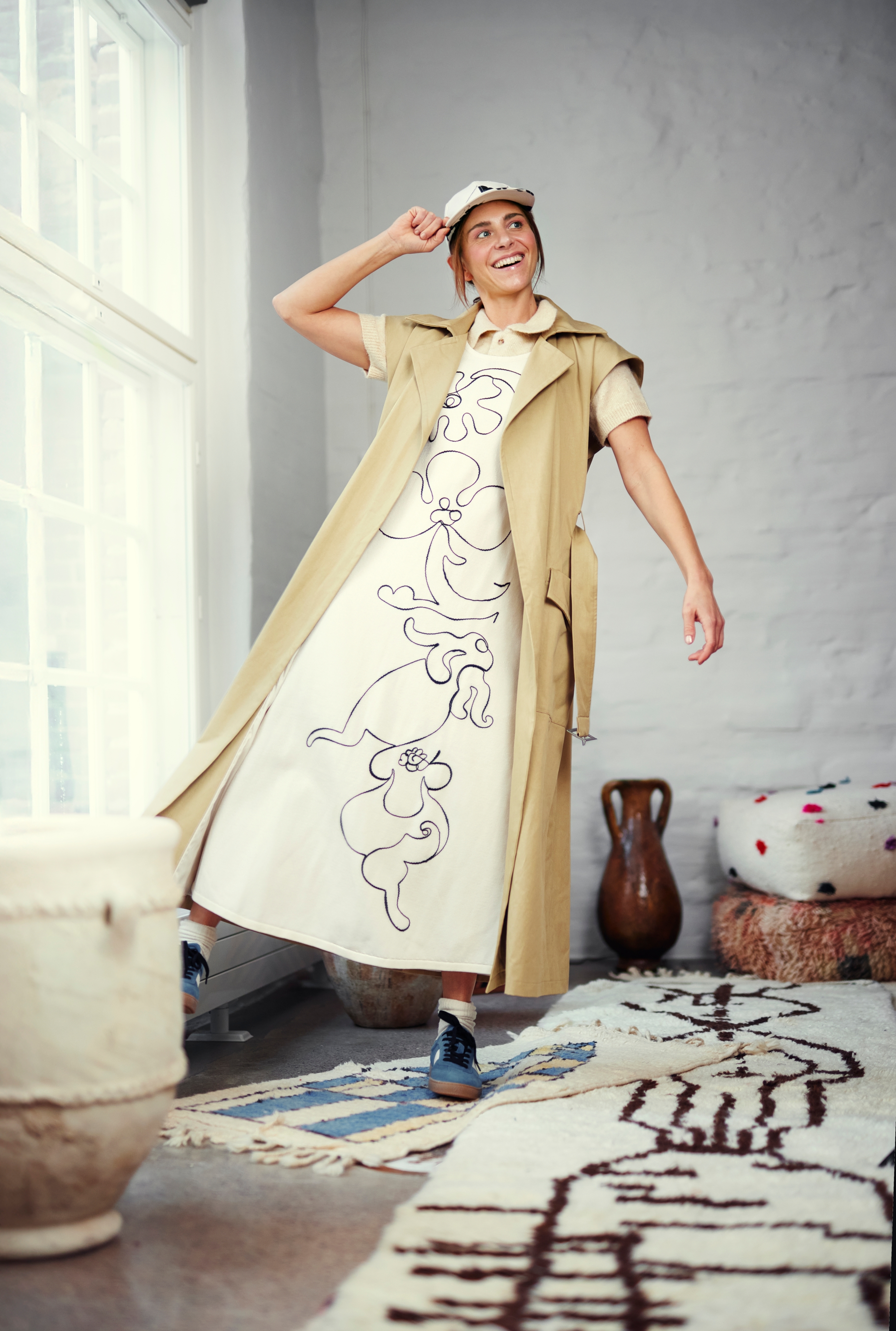 Neulepaita mekon alla 34,95 e, Lindex. Mekko 255 e, Marimekko. Liivissä on hihaosa, jonka voi kiinnittää neppareilla. Liivi 430 e, Gestuz. Lippis 105 e, Marimekko. Sukat 25 e, & Other Stories. Lenkkarit 150 e, Samsoe & Samsoe.