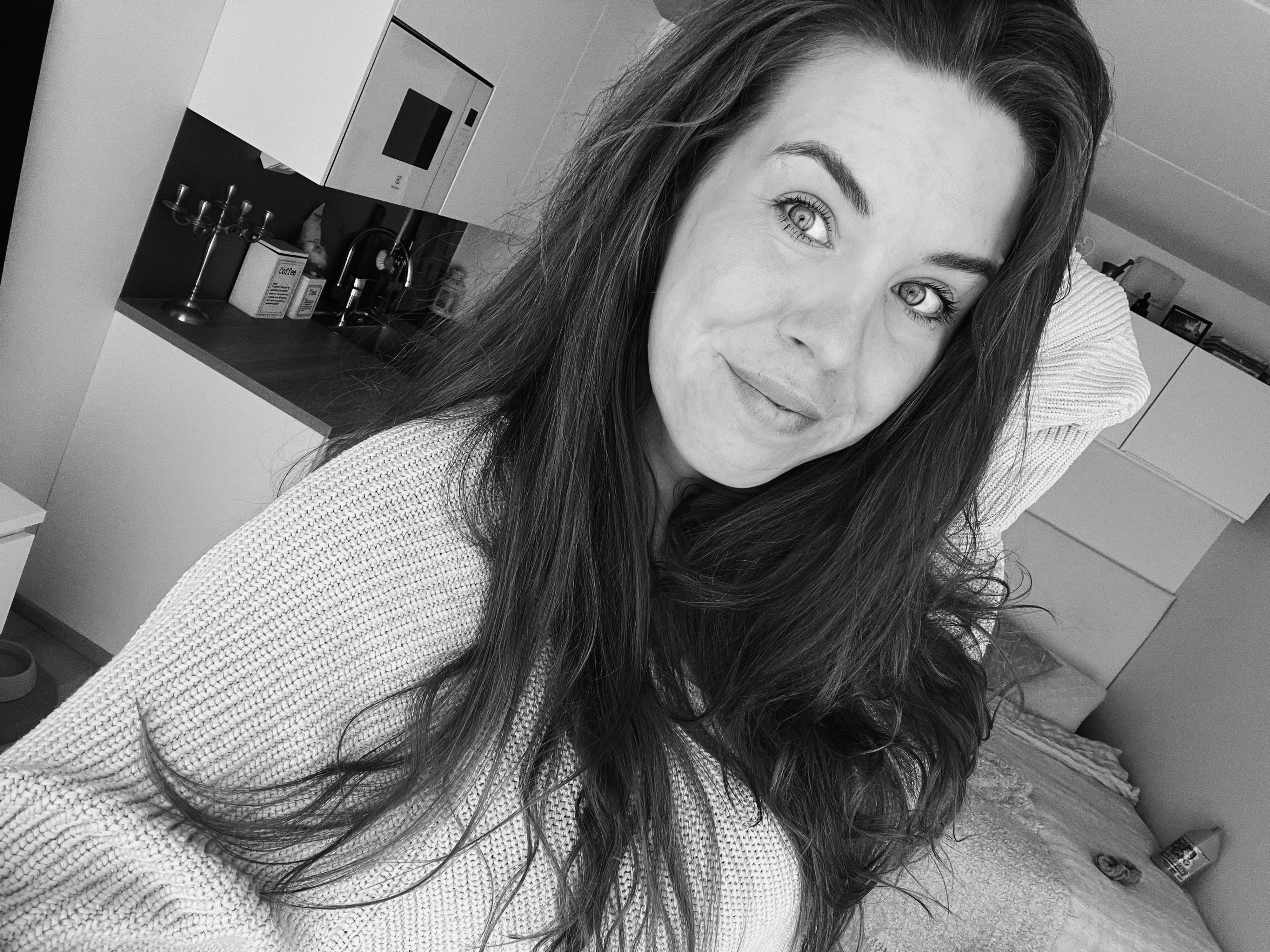 Linda Nevalainen, 29, on Nokialla asuva Tik Tok -sisällöntuottaja ja kokki, joka on tällä hetkellä pitkäaikaissairas nilkkaleikkauksessa sattuneen potilasvaurion vuoksi. @lindaofilix