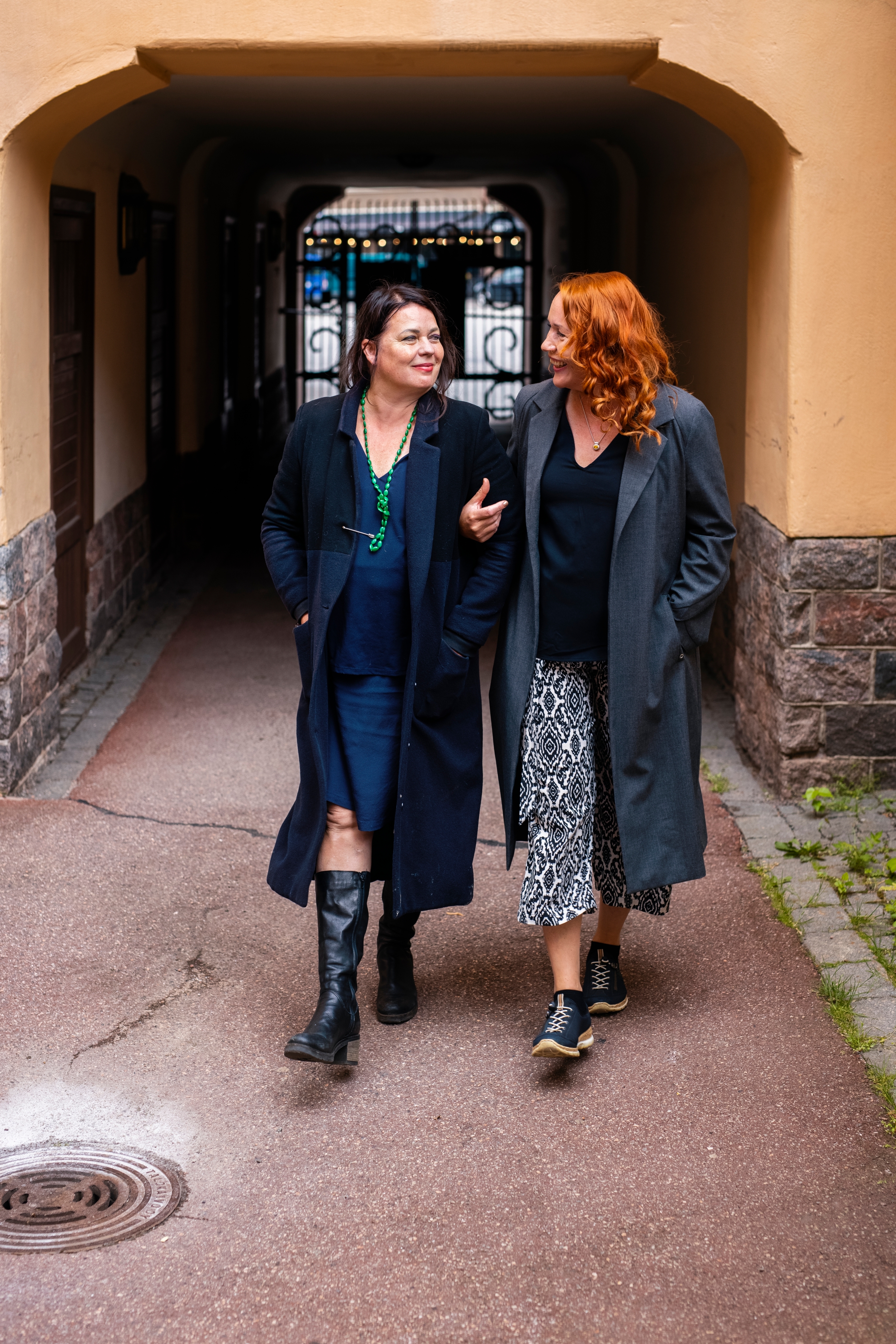 ”Näen meidät vanhoina mummoina köpöttelemässä Rooman katuja askelmittarit kädessä”, Nanna sanoo.