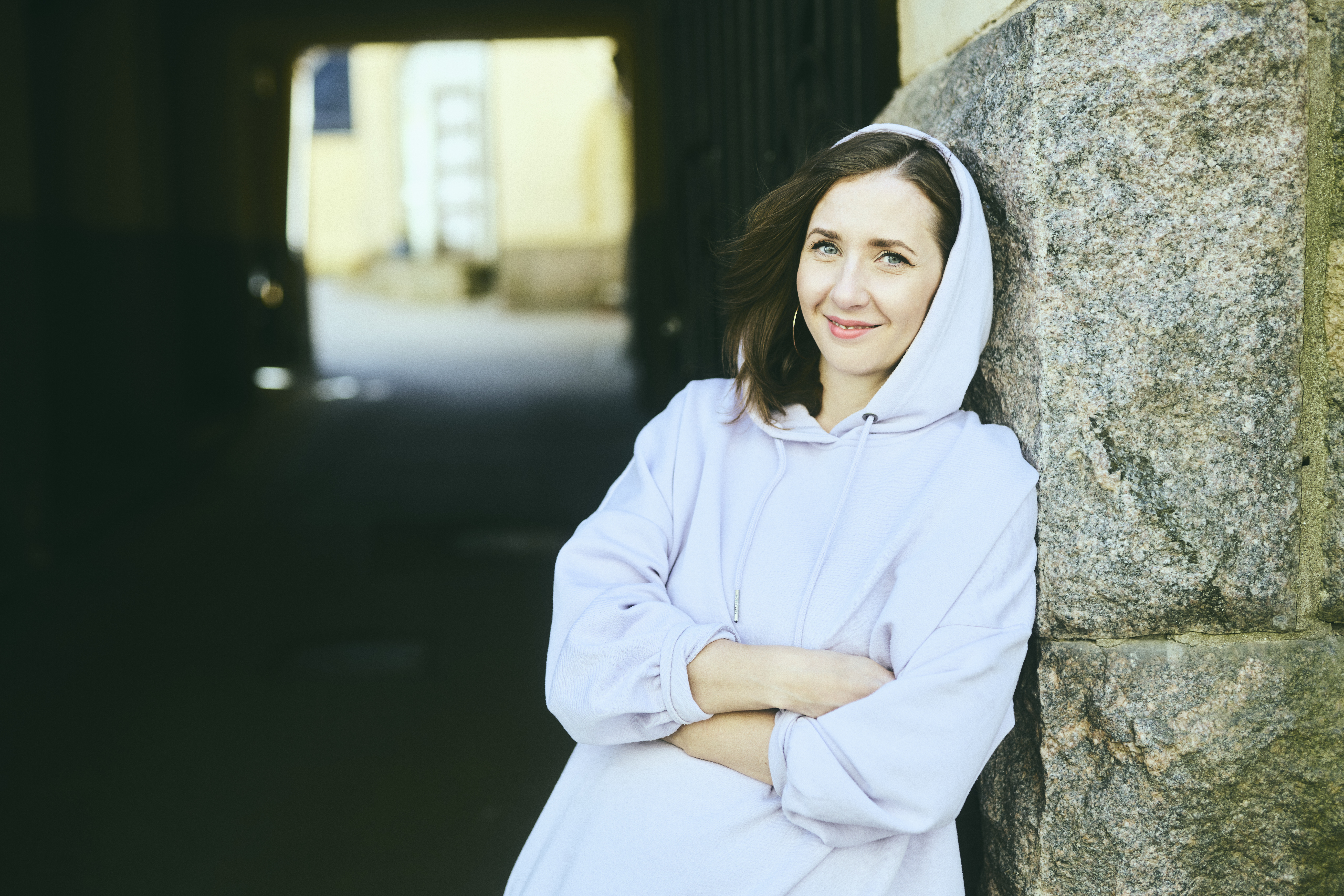 Venla Ilona Blom, 38, on Helsingissä asuva laulaja, säveltäjä ja luovan alan yrittäjä.