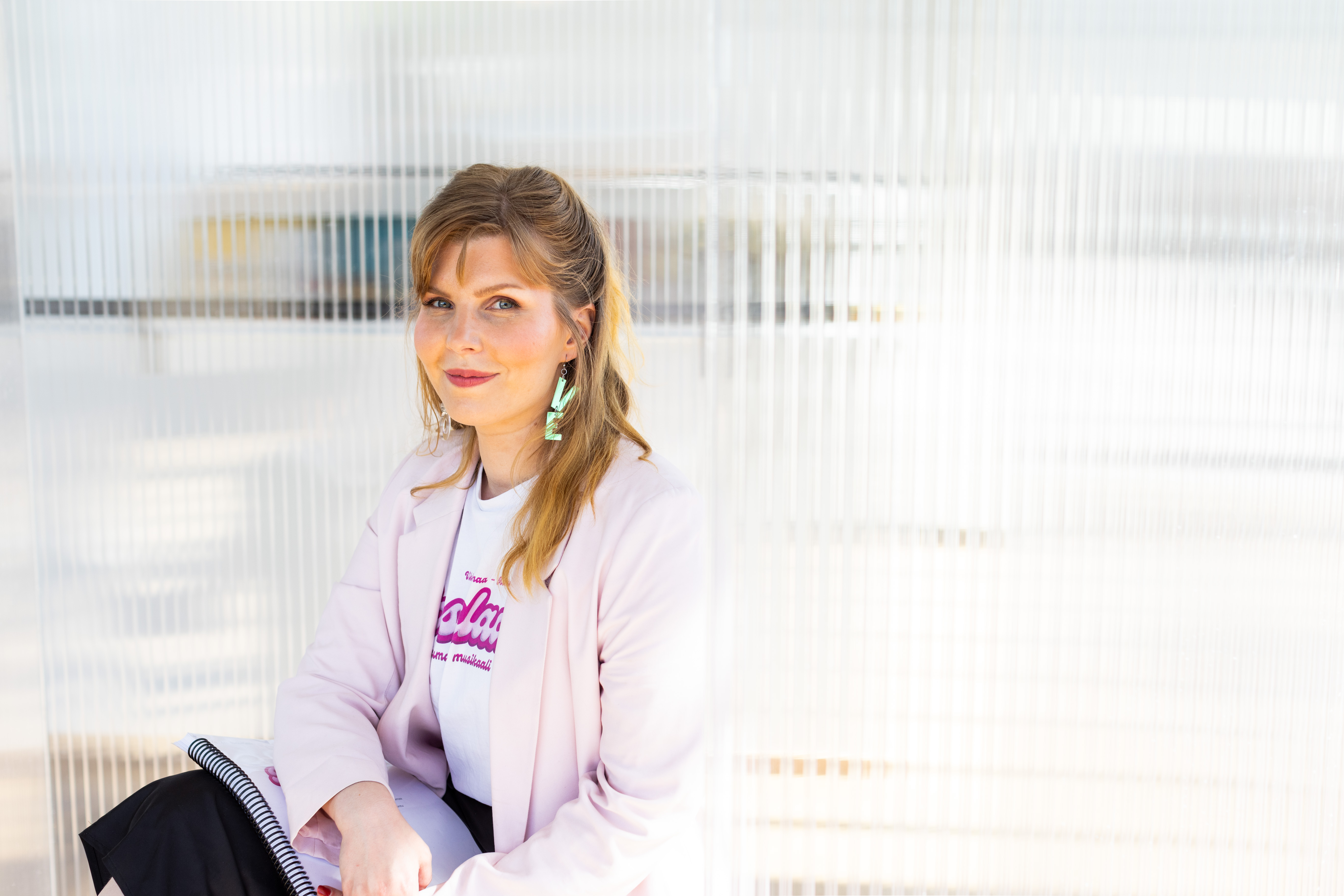 Paula Honkimäki, 37, on Jyväskylässä asuva teatterialan freelancer, joka haaveilee teatterialan töiden rinnalla uravaihtojen laajemisesta yhteiskunnalliseen vaikuttajatyöhön.