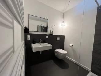 Beispiel: Apartmenthaus „Stade – Schwingewiesen“ – Apartment 2, Badezimmer