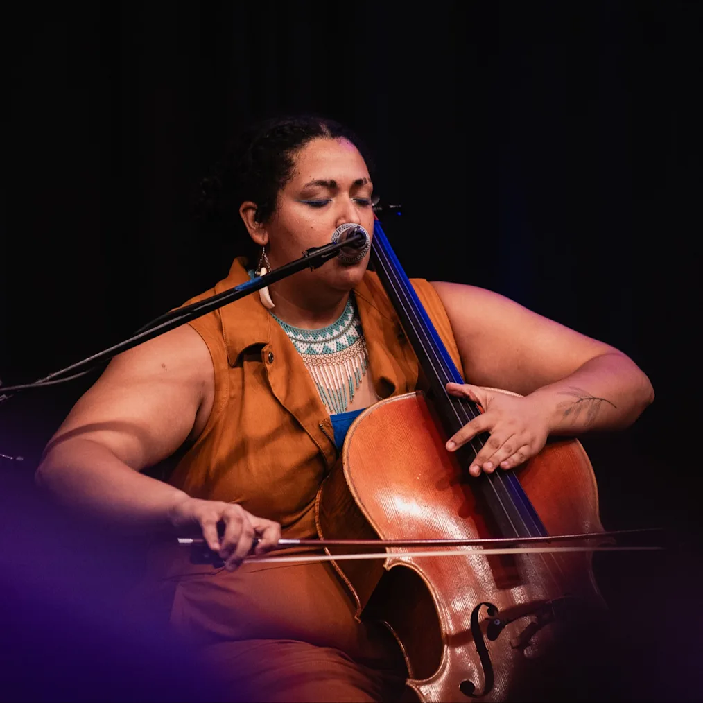 olula negre performing the cello on stage